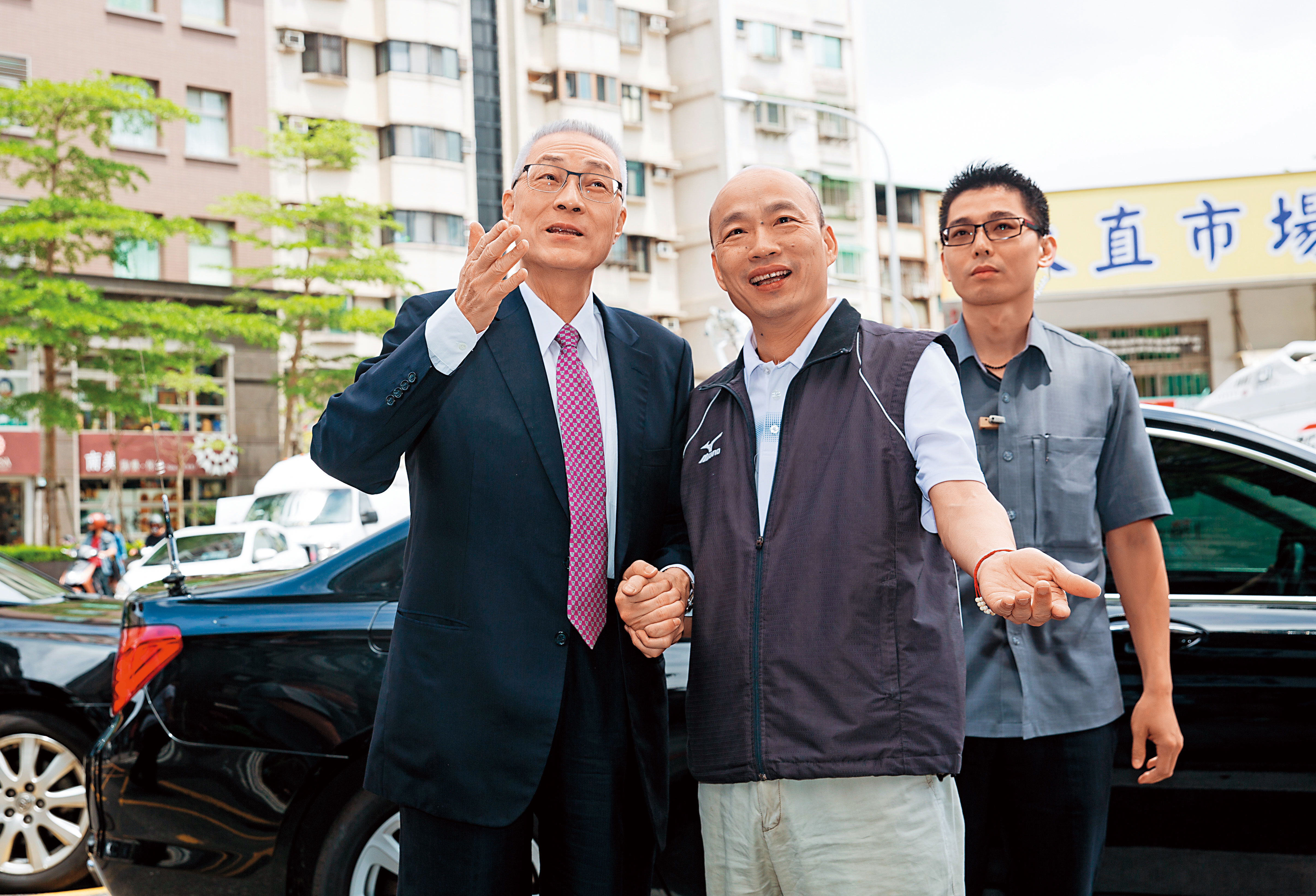 藍營上下原本都盼著「韓流」韓國瑜出馬選總統，誰知道，計畫趕不上變化，郭台銘颳出「台風」攪局。