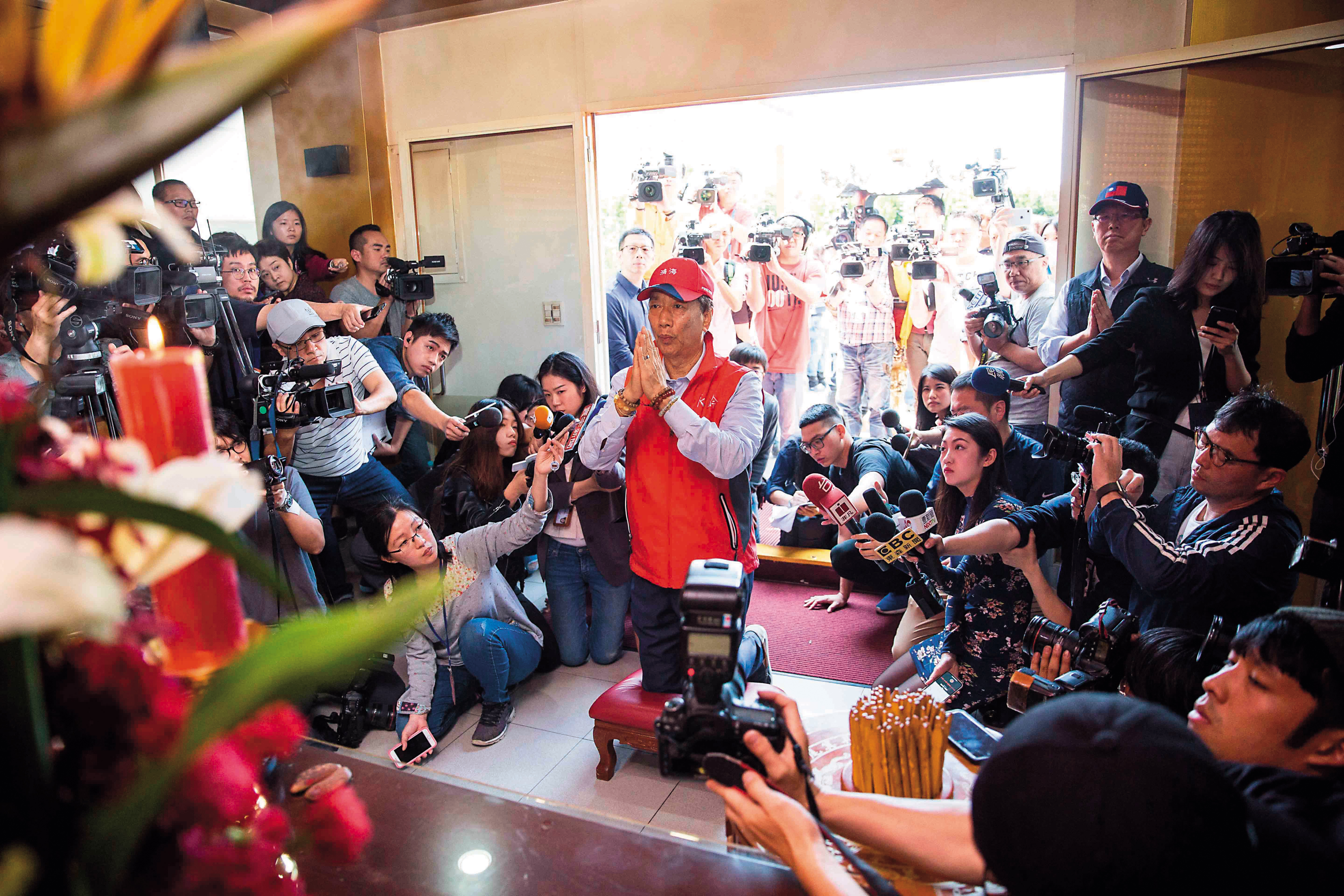 篤信媽祖的郭台銘表態參選，聲勢驚人，但藍營高層認為郭支持度能否持續到6月才是出線關鍵。