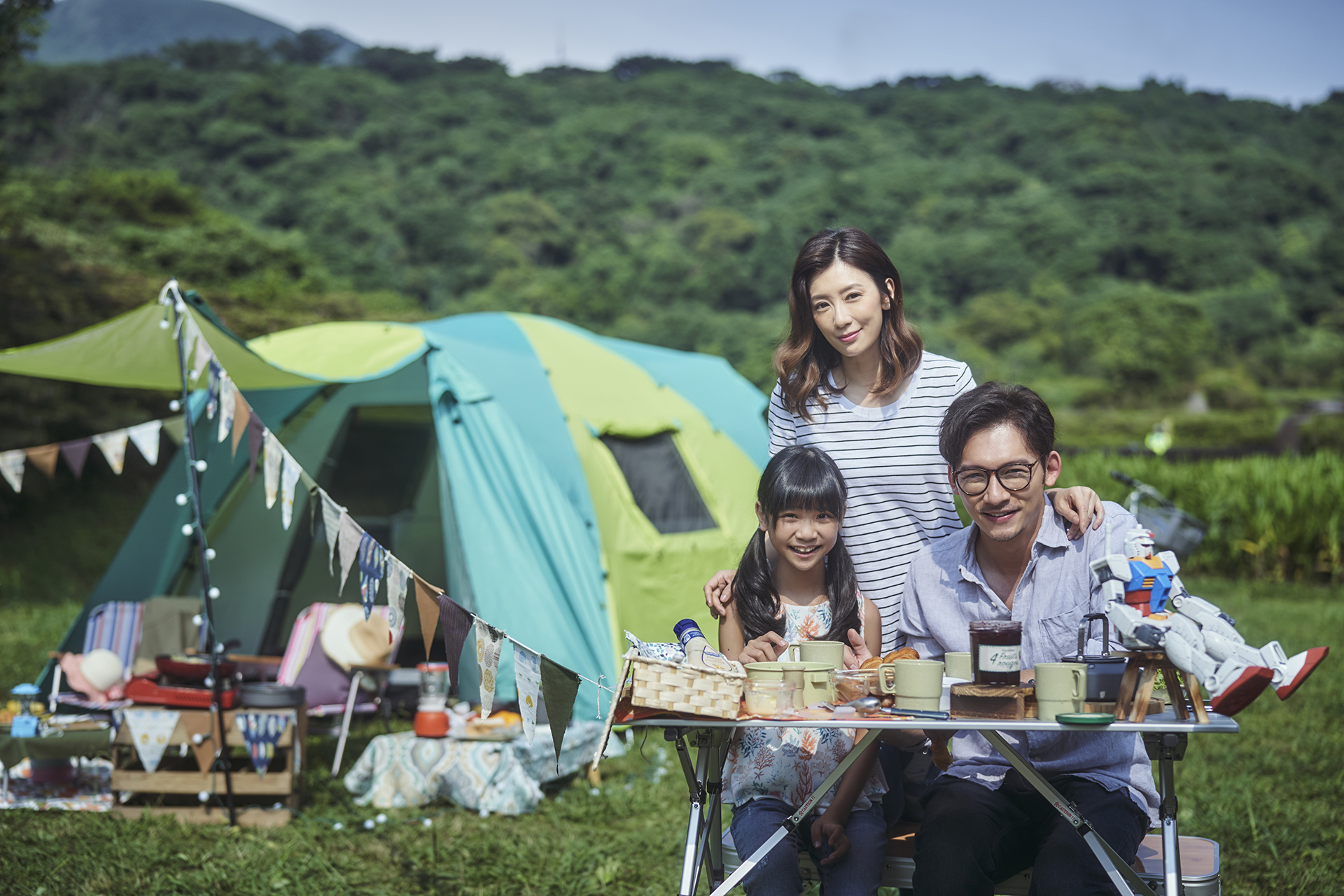 《我們與惡的距離》賈靜雯與溫昇豪一家三口重拾出遊露營的歡樂時光。(公視提供)