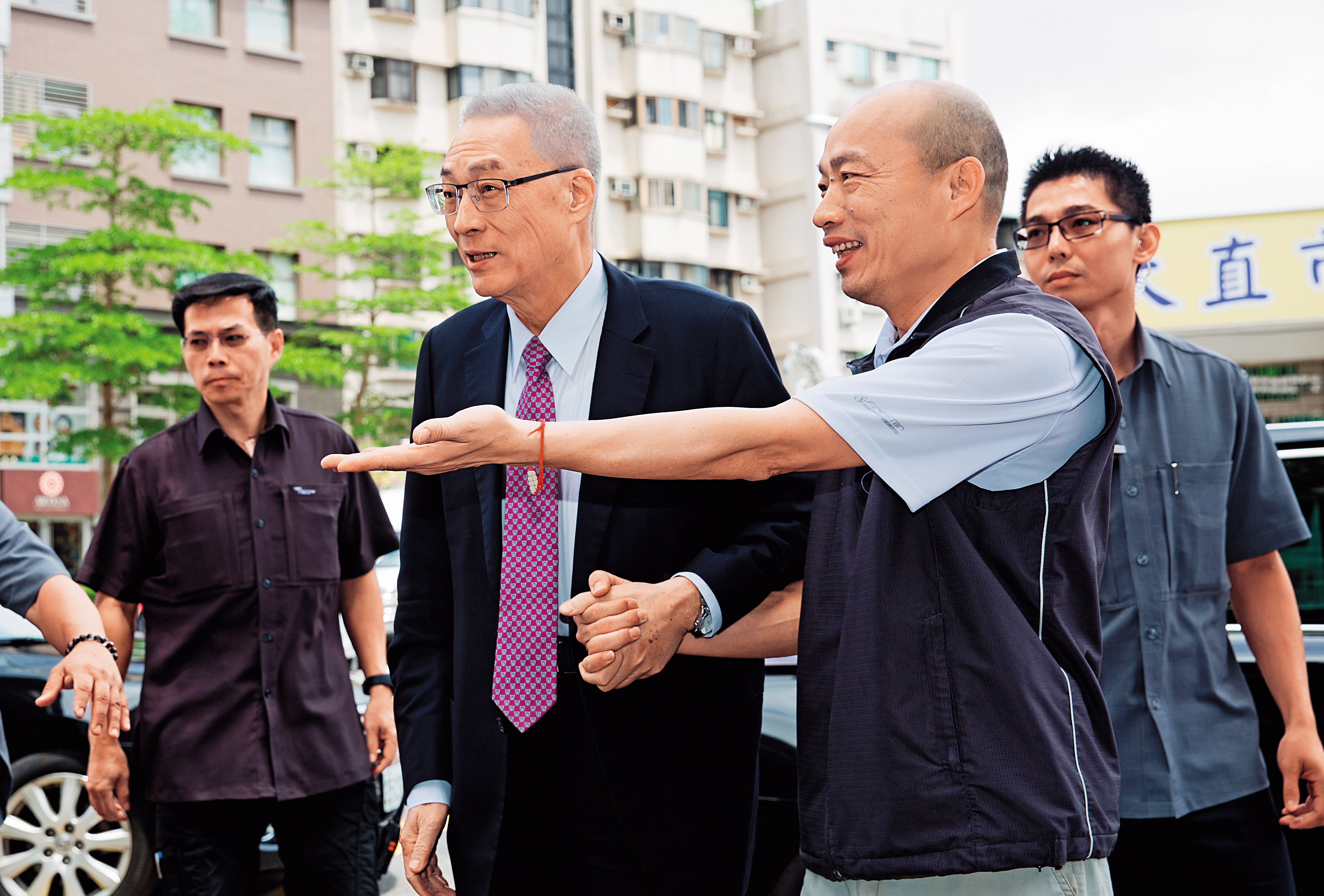 吳敦義堅持將高雄市長韓國瑜列入「特邀初選」名單，就是為了徵召韓留伏筆。