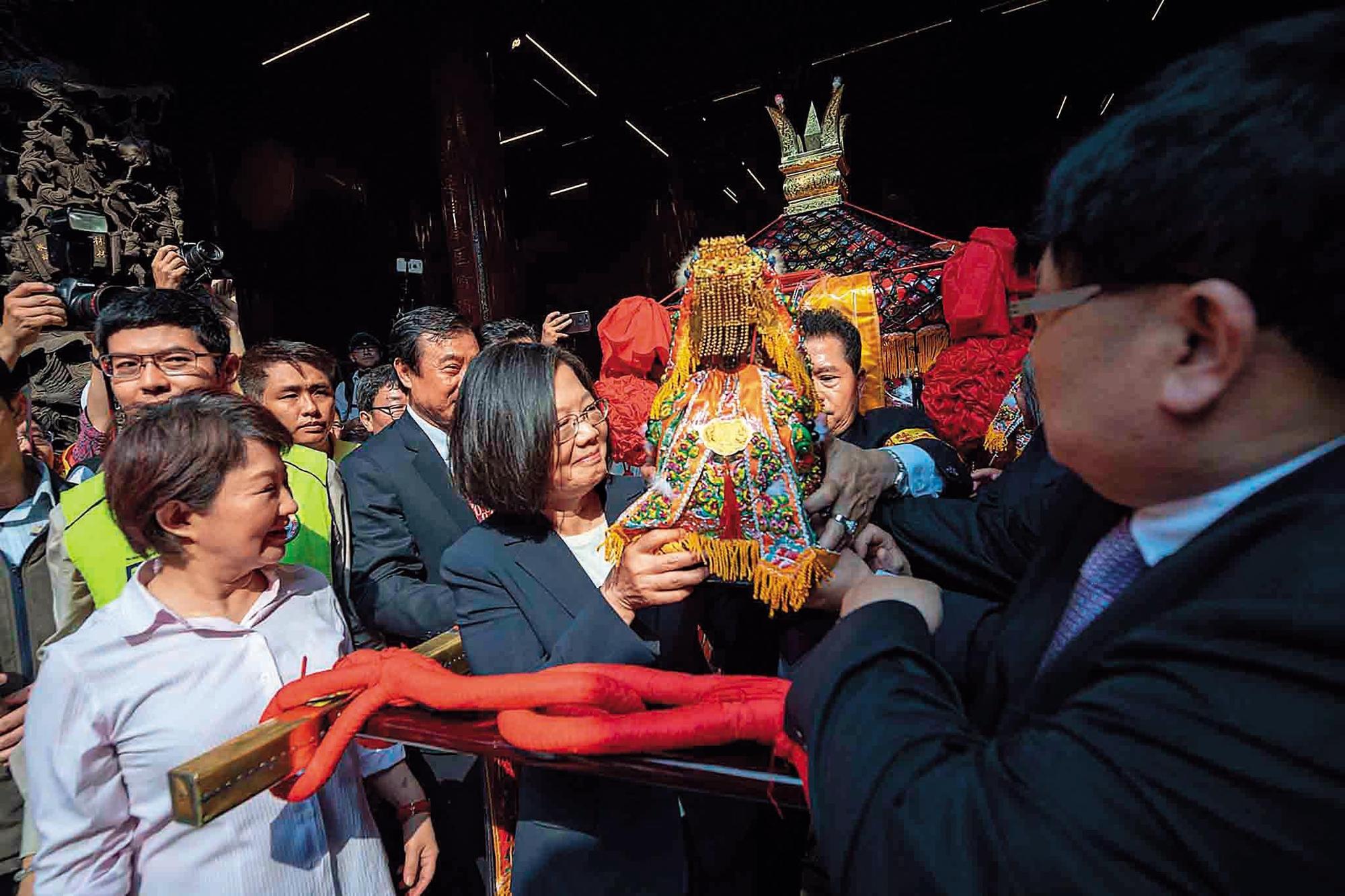 藍綠總統初選熱戰,郭台銘在臉書粉專舉行投票,總統蔡英文也發問回擊,雙方持續交鋒。(總統府提供)
