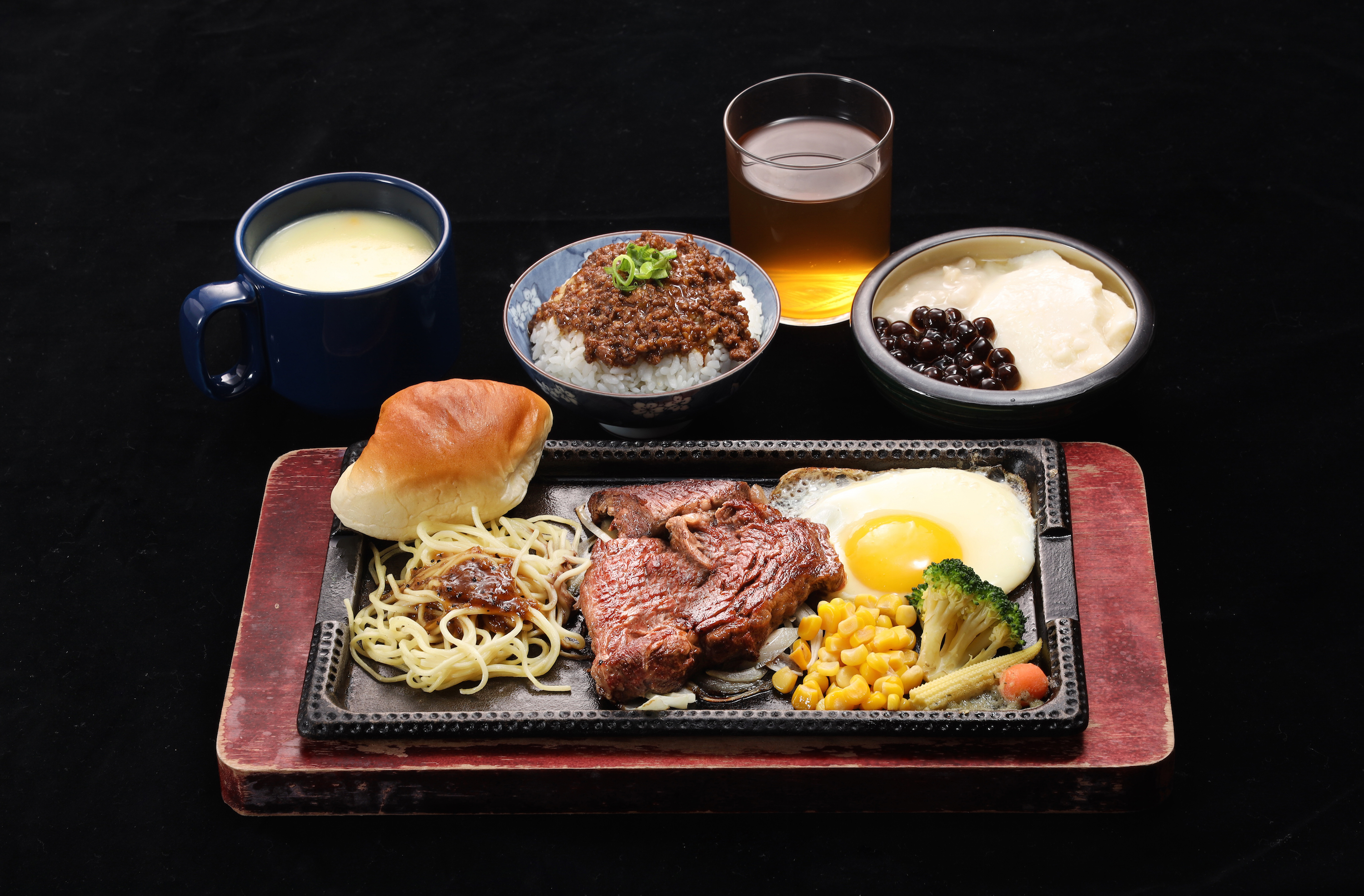 頂級和牛燒肉品牌「樂軒」，近期推出親民新品牌「鉄火牛排」，並在百貨拓點。 （圖片由鉄火牛排提供）