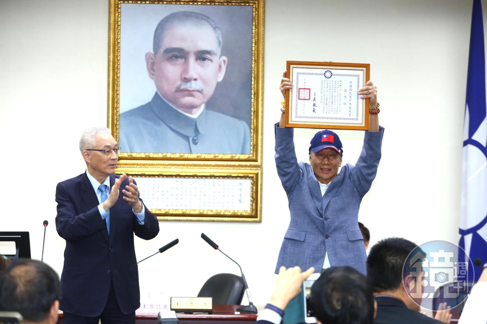 鴻海創辦人宣布退出國民黨，為2020總統大選投下震撼彈。圖為今年4月郭台銘獲頒國民黨榮譽狀，取得國民黨員。。