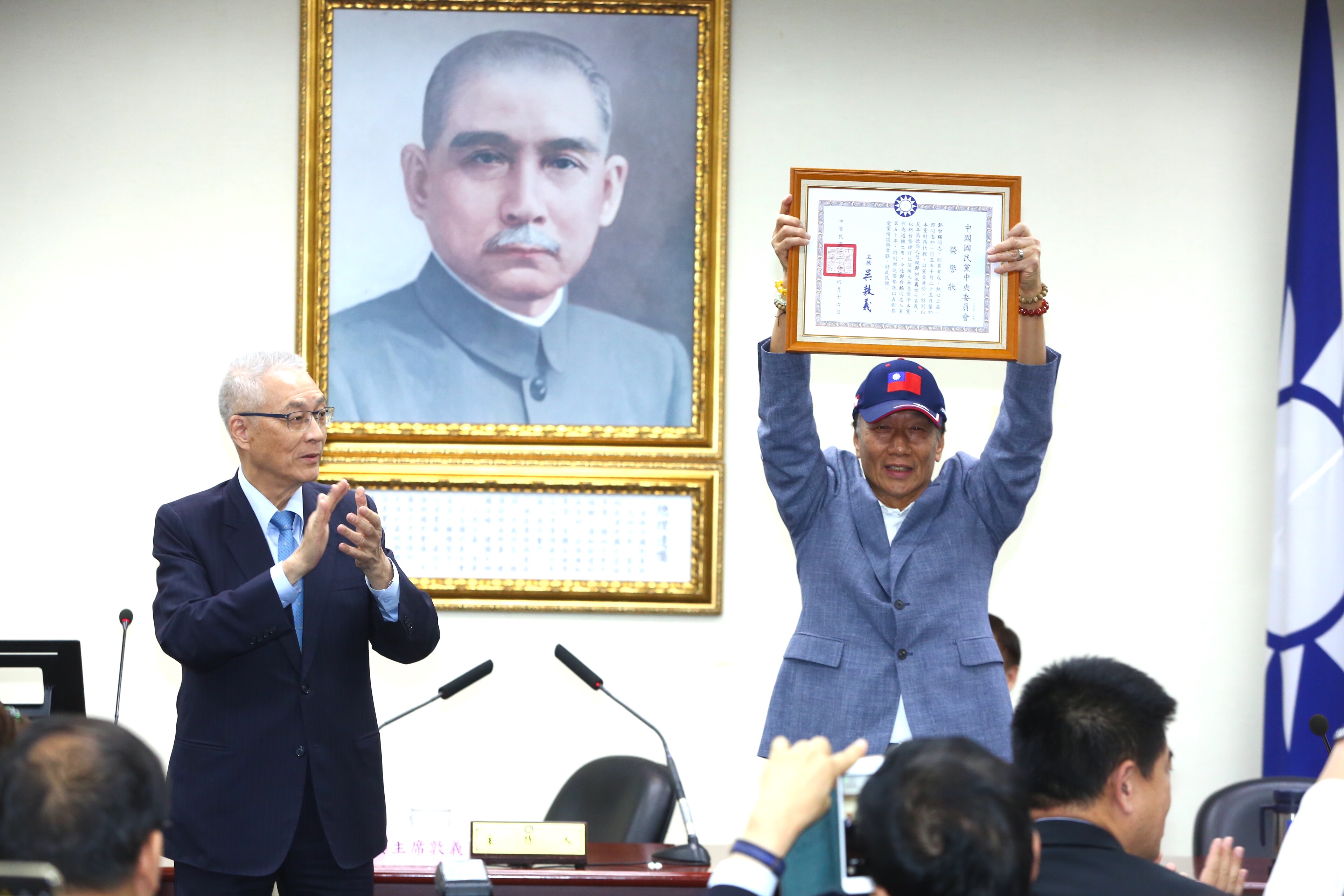 鴻海董事長郭台銘（右）獲頒榮譽狀後突然宣布參選總統，黨主席吳敦義坦言不在規劃內。