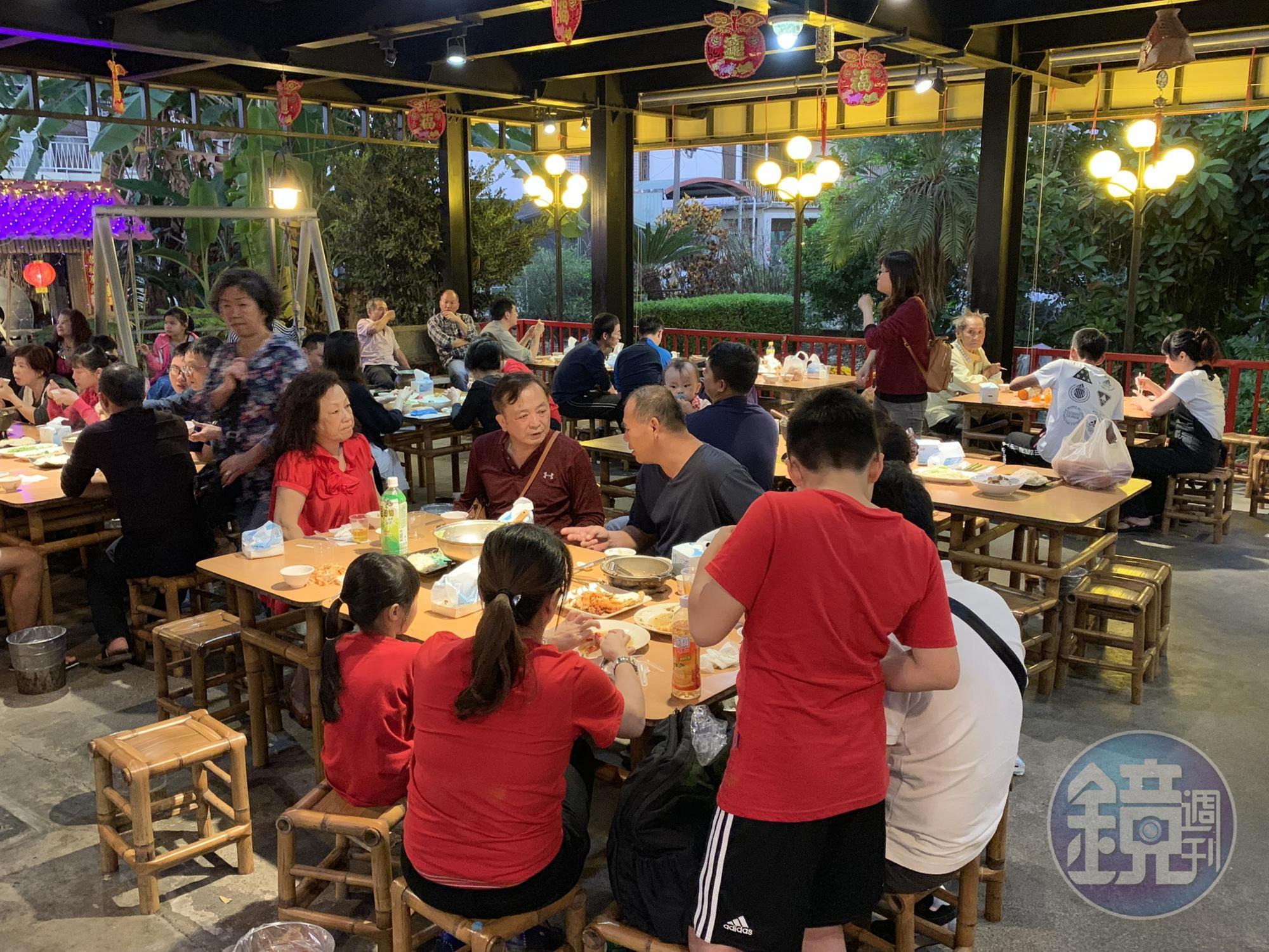 店家10年前搬到現址，空間變得相當大，用餐時間人聲鼎沸，相當熱鬧。