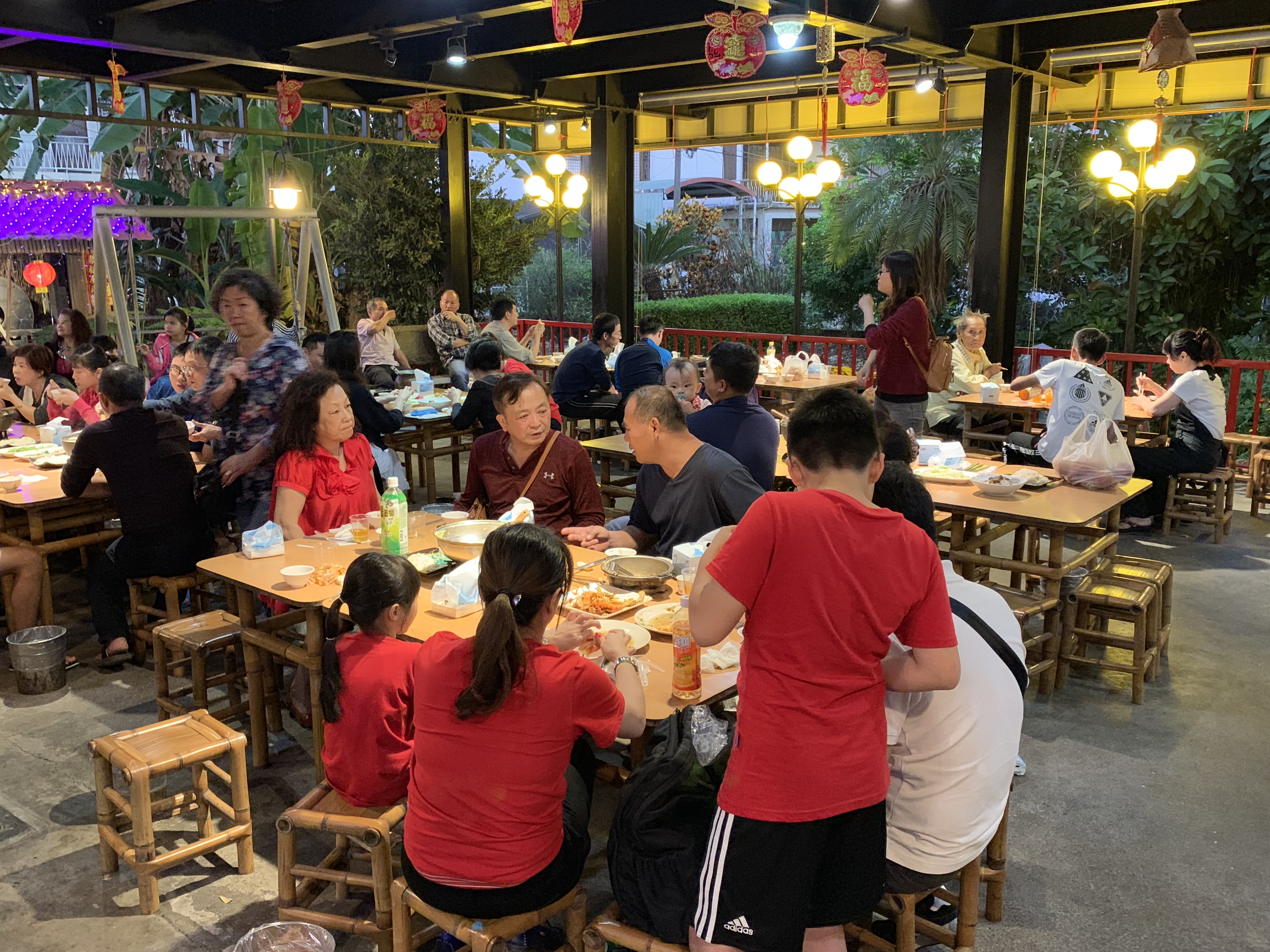 店家10年前搬到現址，空間變得相當大，用餐時間人聲鼎沸，相當熱鬧。
