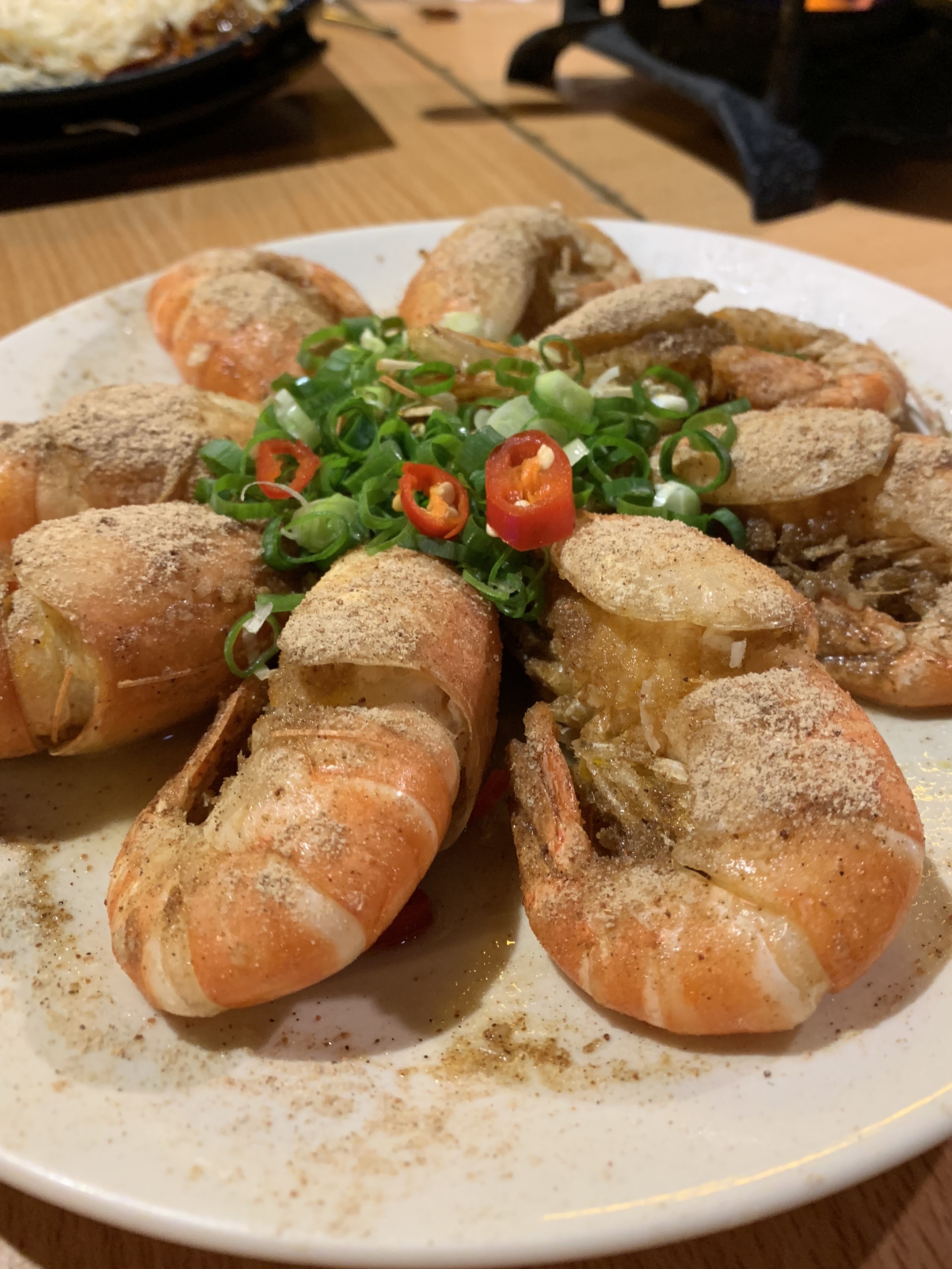 「檸檬酥蝦」能嘗到檸檬的酸香、梅子的甜味，蝦肉口感扎實鮮美。（500元／份）