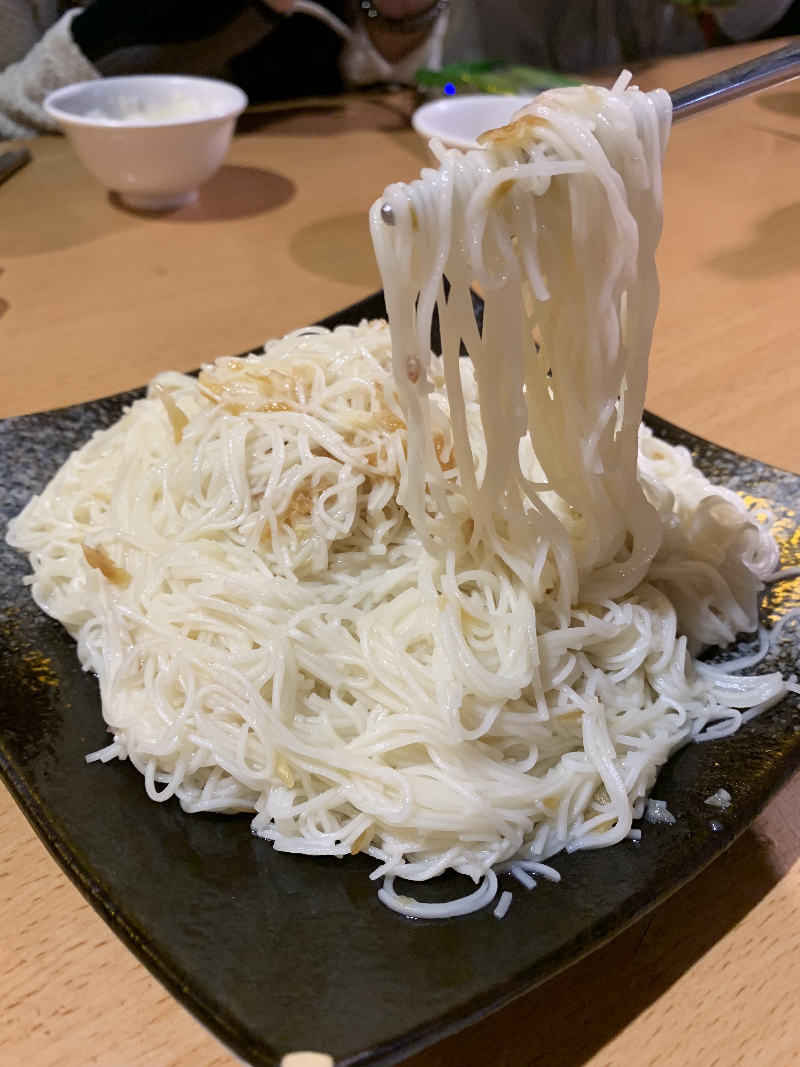 拌著麻油和油蔥的「麵線」，香滑有Q度，分量很足。（100元／份）