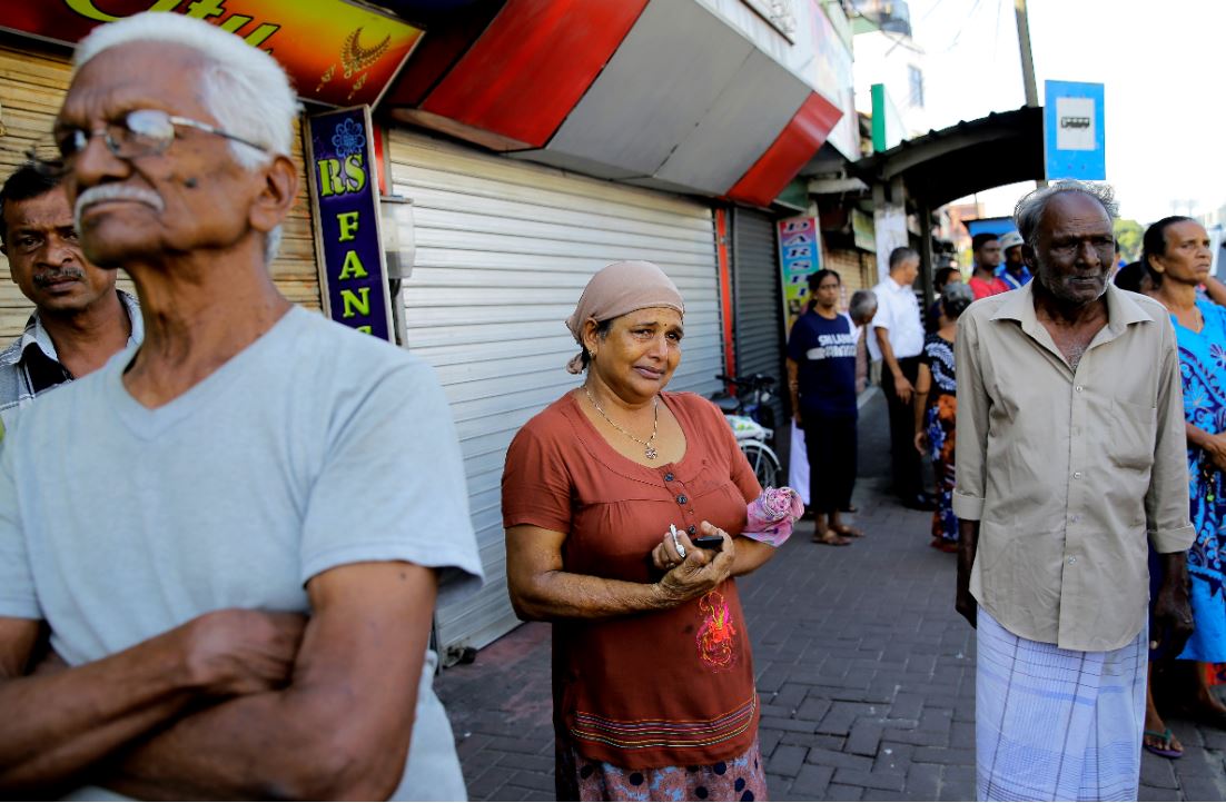 發生爆炸案的聖安東尼教堂外，民眾圍觀，面露哀悽。（東方IC）