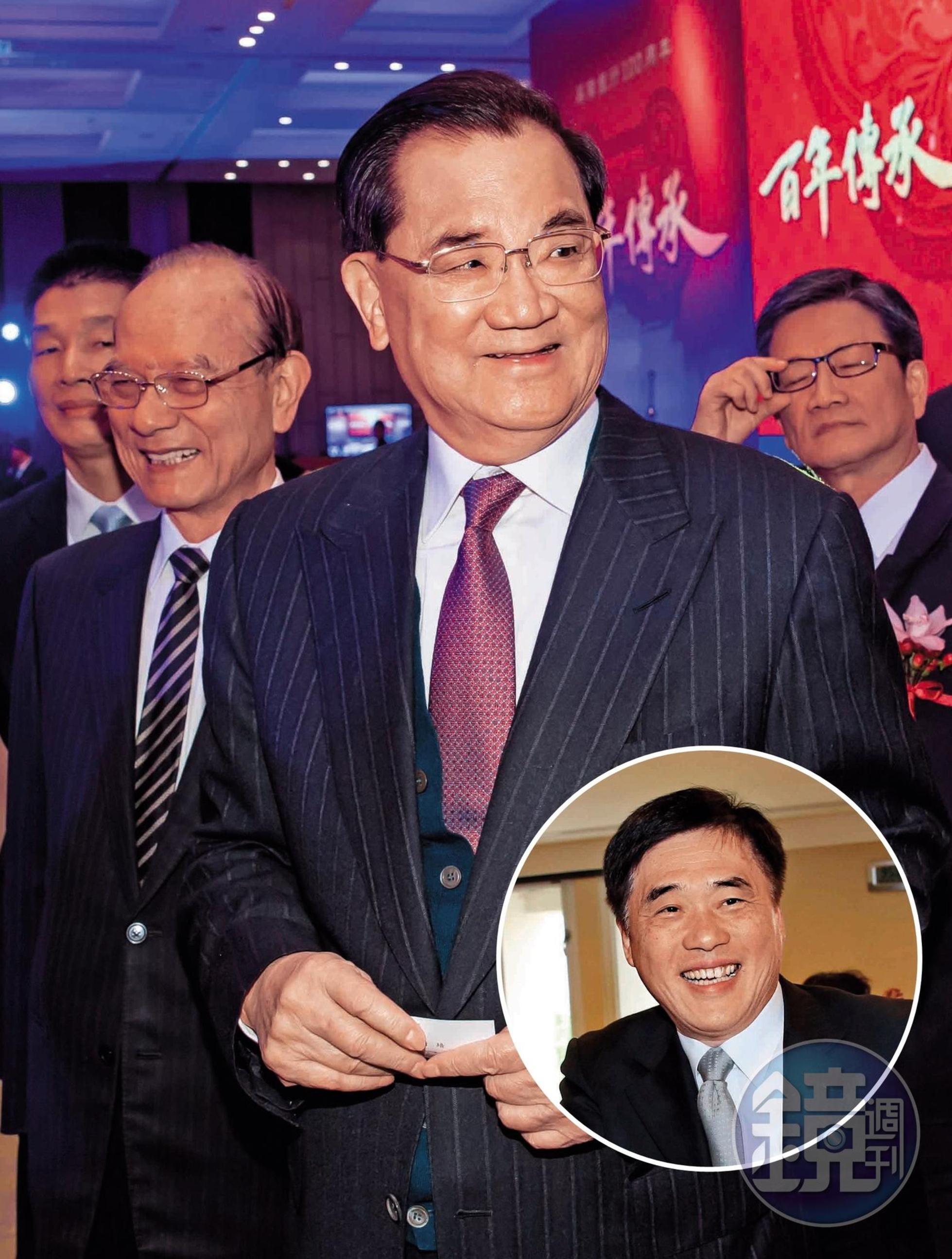 前台北市長郝龍斌(下圖)穿梭主導郭台銘受榮譽狀,並事先爭取連戰(左圖)支持。