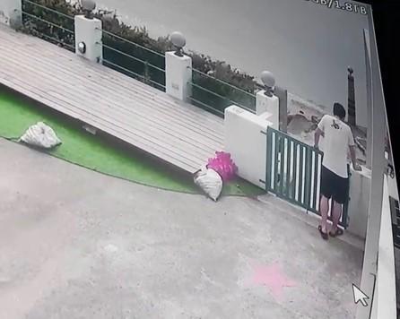 畫面中吳男若有所思，在海邊逗留。（翻攝畫面）