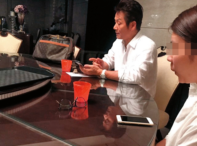 徐乃麟（左）自稱與董女（右）不熟，但畫面卻證明二人一起與楊女商議出售豪宅之事。（讀者提供）