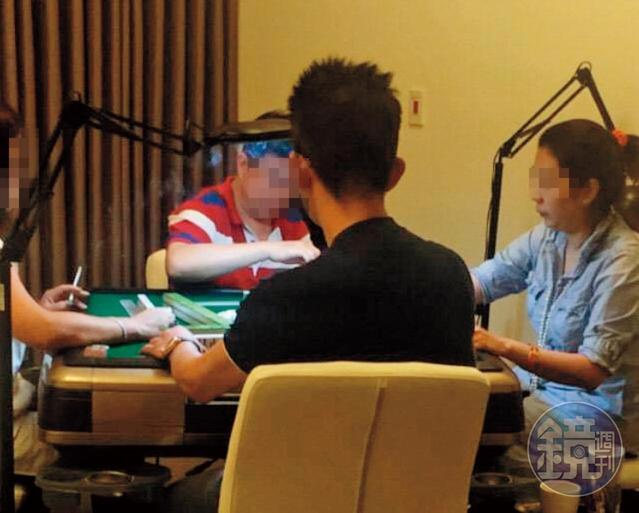 楊女(右)找來不少政商名流聚賭,其中包括購物台主持人、媒體高層等人。(讀者提供)