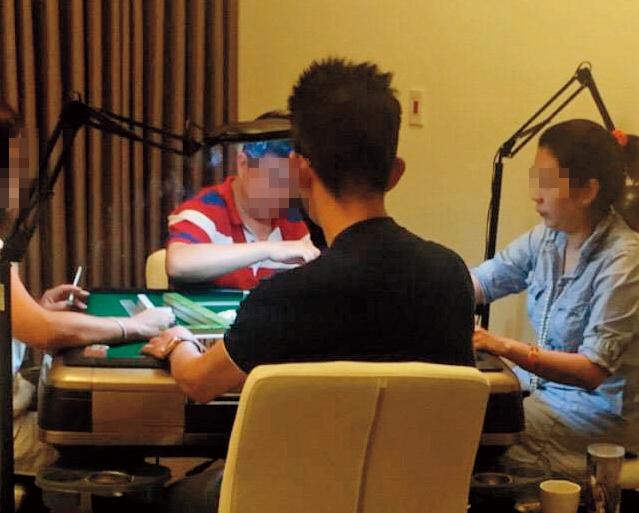 楊女（右）找來不少政商名流聚賭，其中包括購物台主持人、媒體高層等人。（讀者提供）