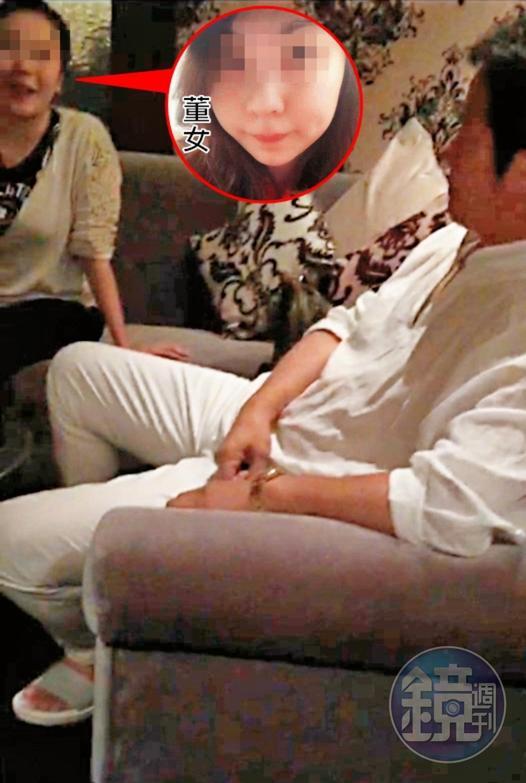 楊女拿出照片證明,徐乃麟(右)與董女(左)曾一起找她商討出售豪宅事宜。(讀者提供)