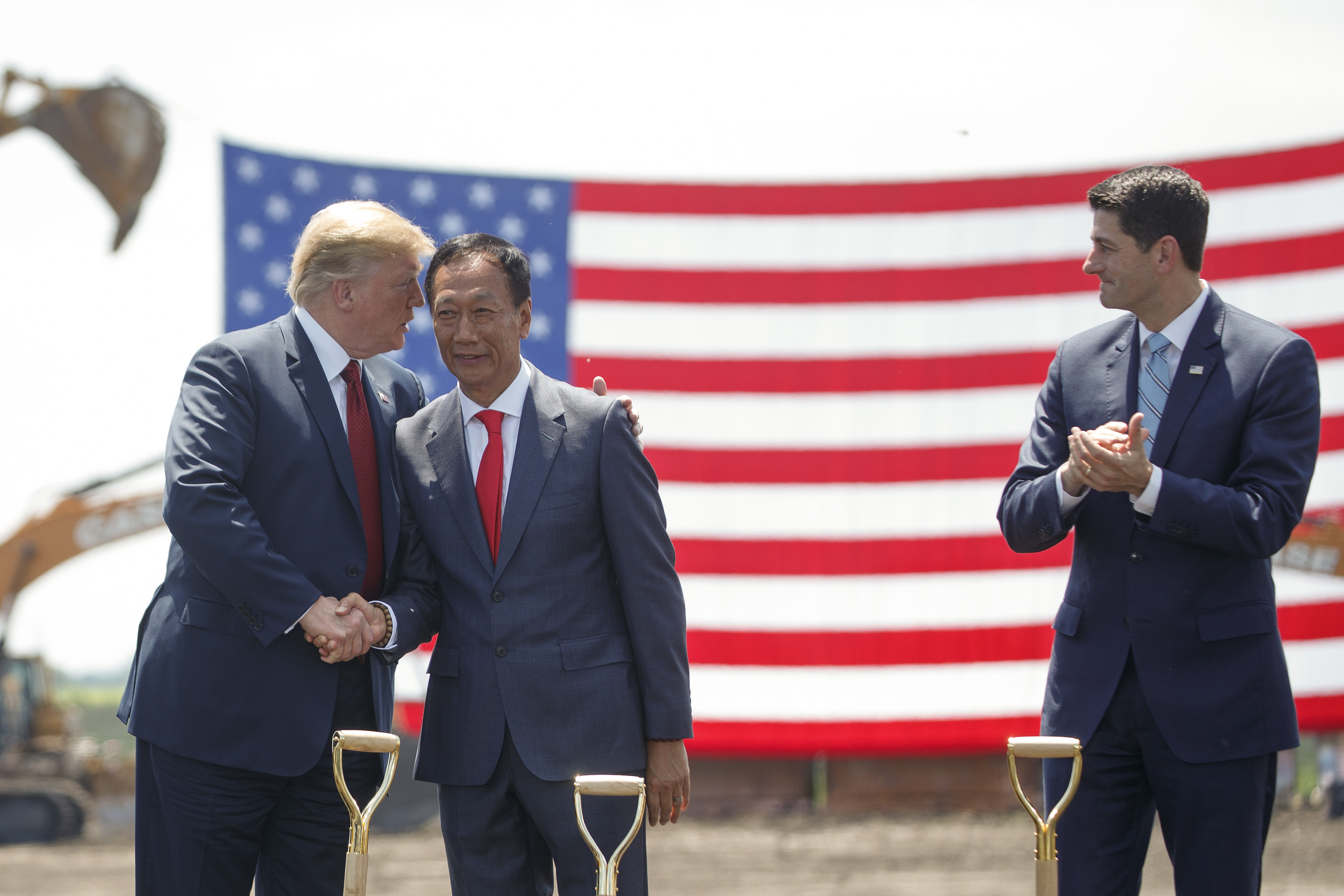 郭台銘（左2）宣布參加國民黨初選後，有不少網友稱讚郭為「台灣川普」，希望他能夠帶領台灣走出經濟困境。（東方IC）