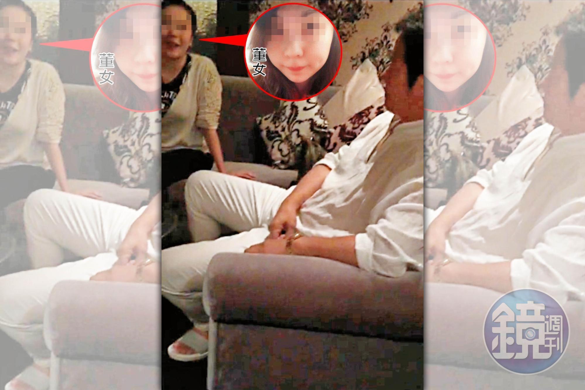 楊女拿出照片證明,徐乃麟(右)與董女(左)曾一起找她商討出售豪宅事宜。(讀者提供)