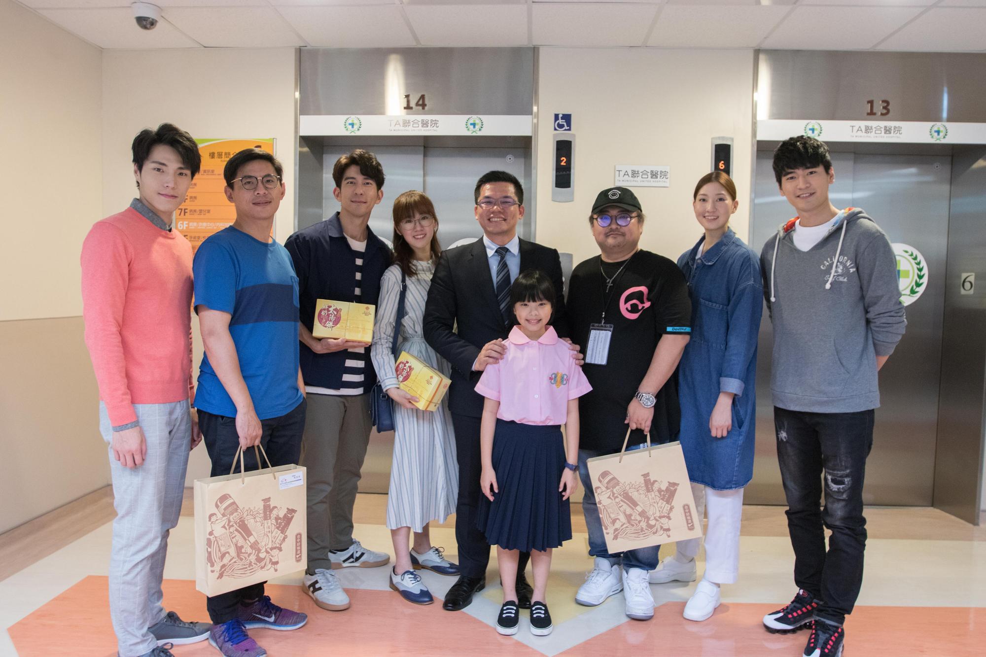 台中市新聞局長吳皇昇前往電視劇《天堂的微笑》拍攝現場亞大醫院探班。(台中市政府新聞局提供)