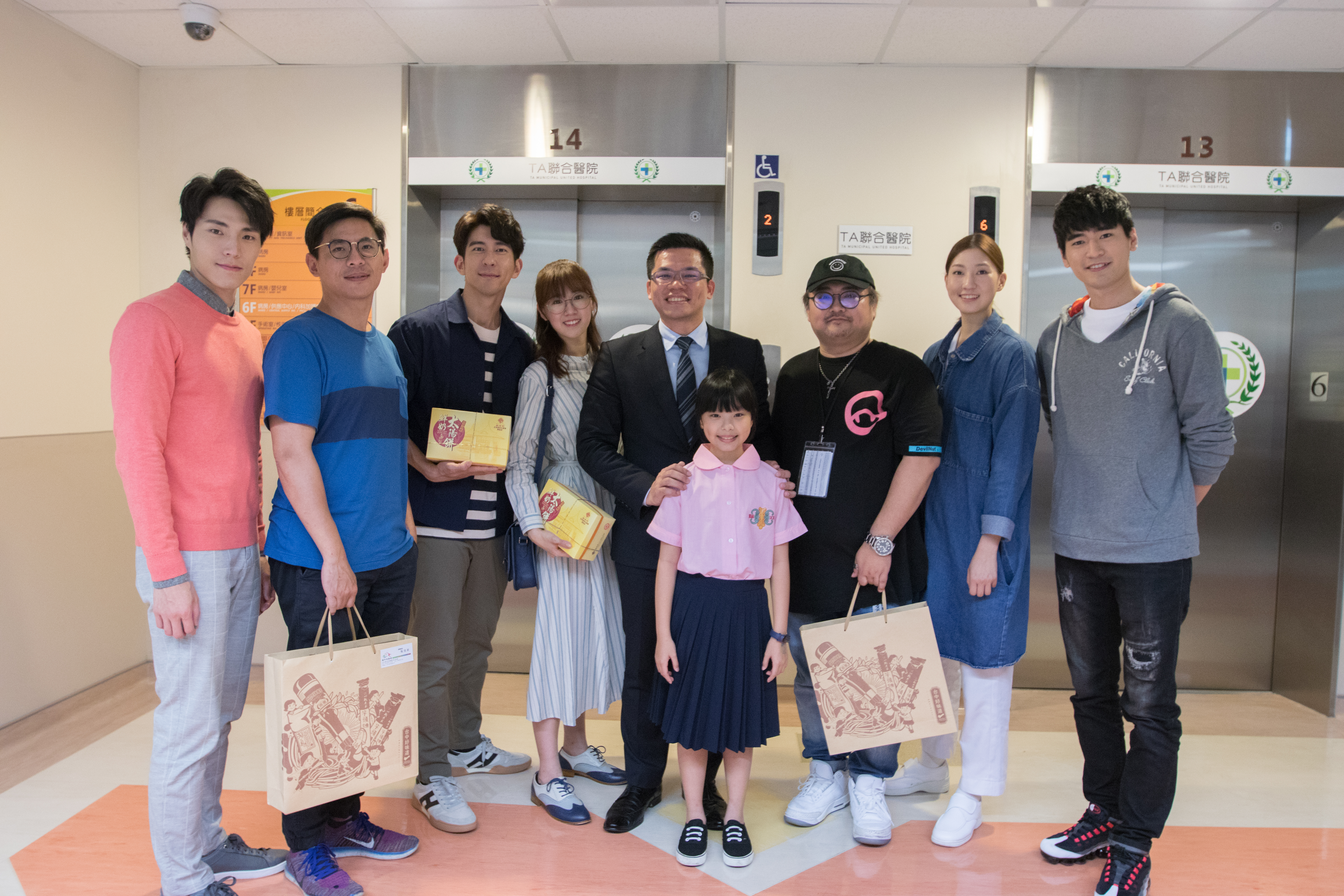 台中市新聞局長吳皇昇前往電視劇《天堂的微笑》拍攝現場亞大醫院探班。（台中市政府新聞局提供）