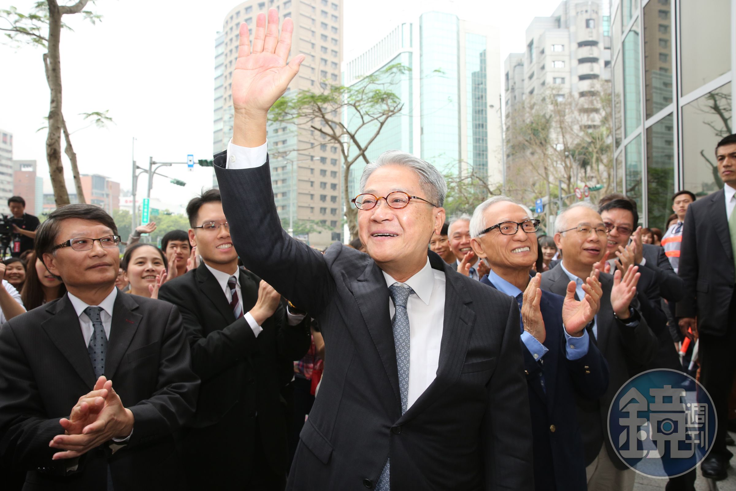 台新金董事長吳東亮（前）對主導權敏感，當年選擇出來自立門戶。