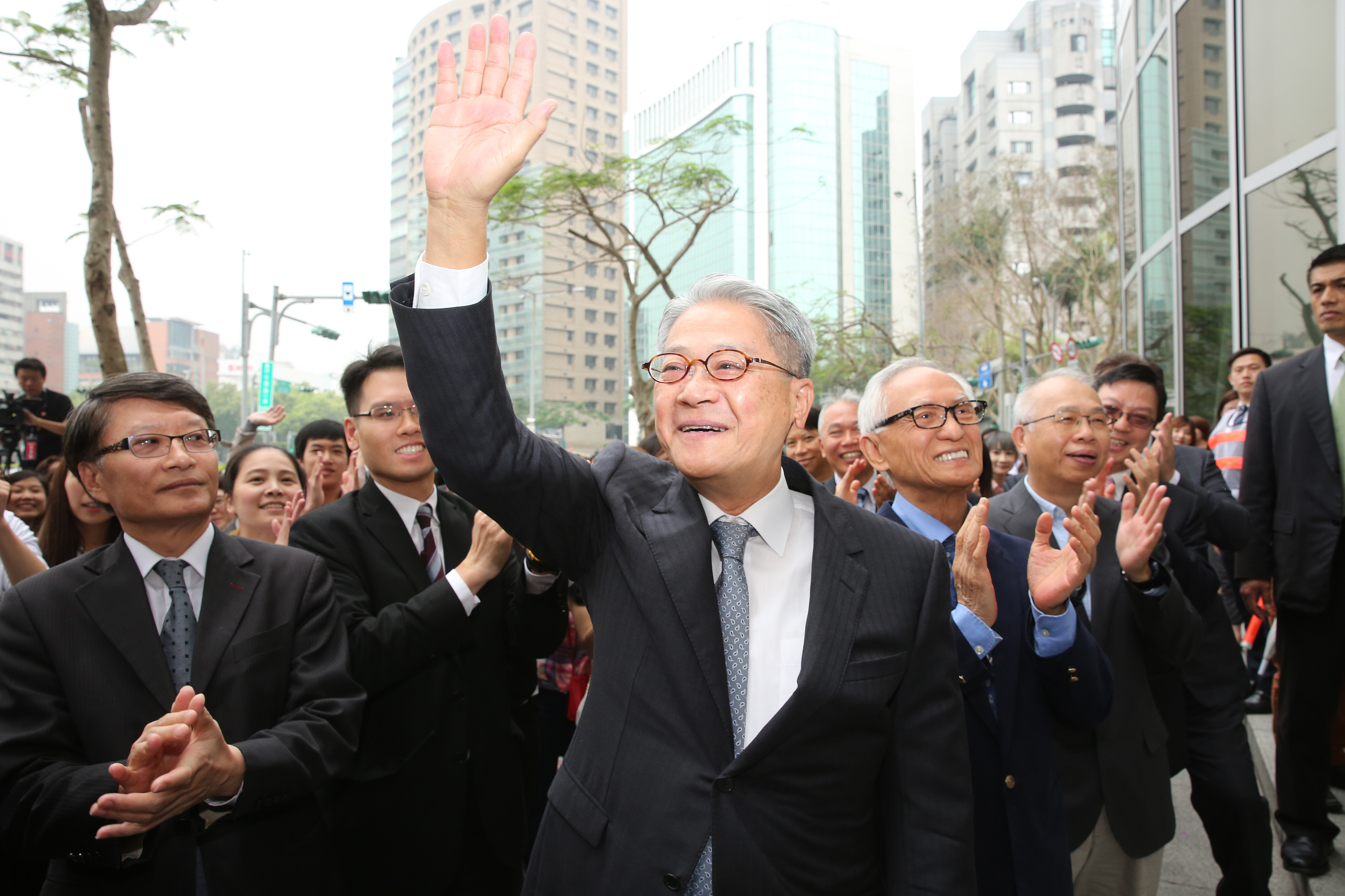 台新金董事長吳東亮（前）對主導權敏感，當年選擇出來自立門戶。