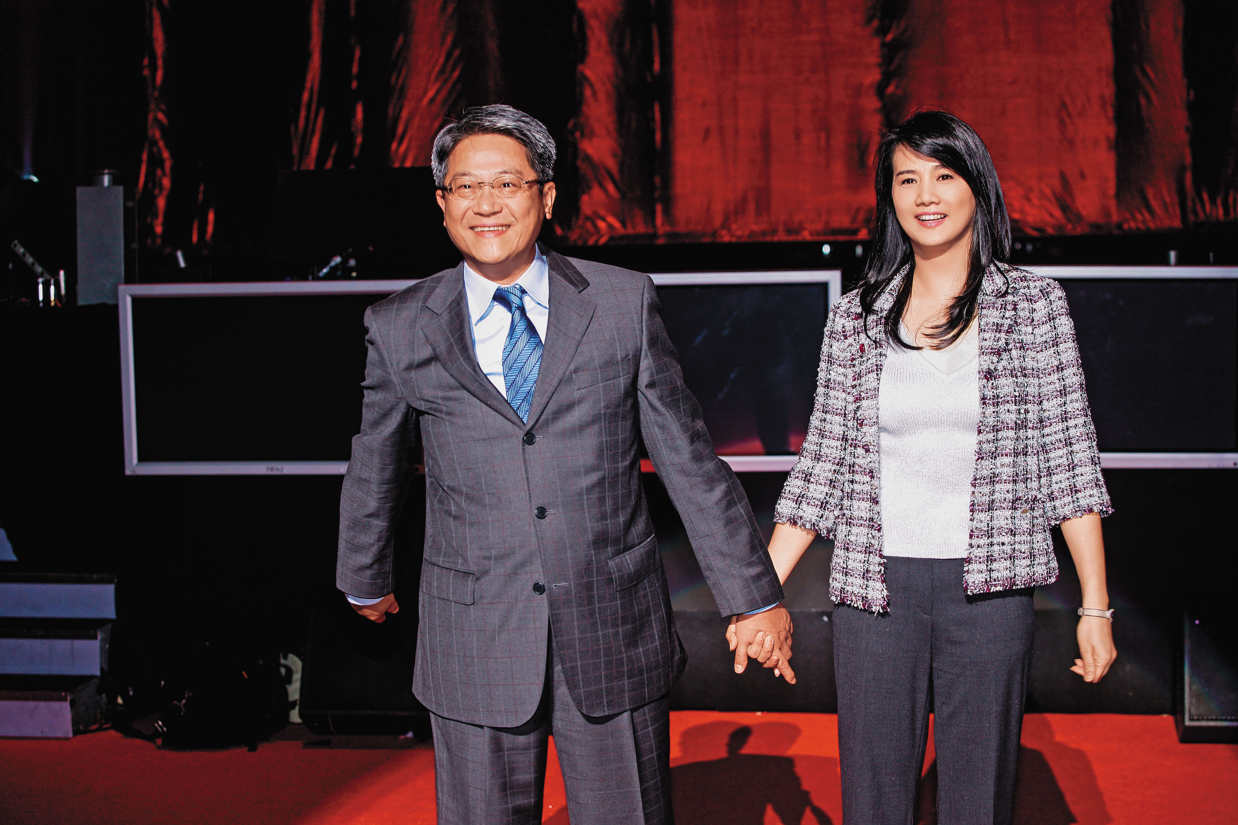 台新金董娘彭雪芬（右）代夫吳東亮（左）出征，拿下新光集團的主要控股公司董座。（今周刊提供）