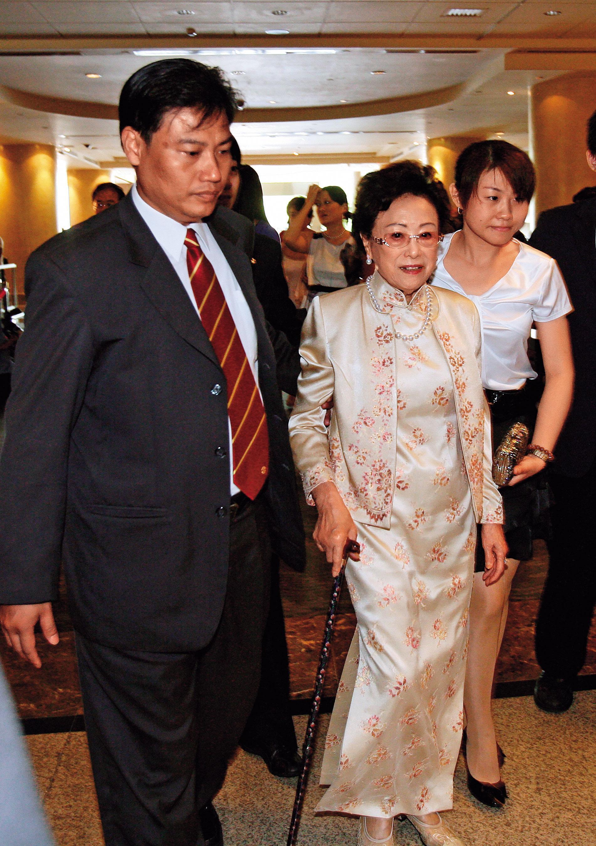吳桂蘭(中)生前有意促成台新金併新光金,以化解二大股東對吳東進的不滿。(今周刊提供)