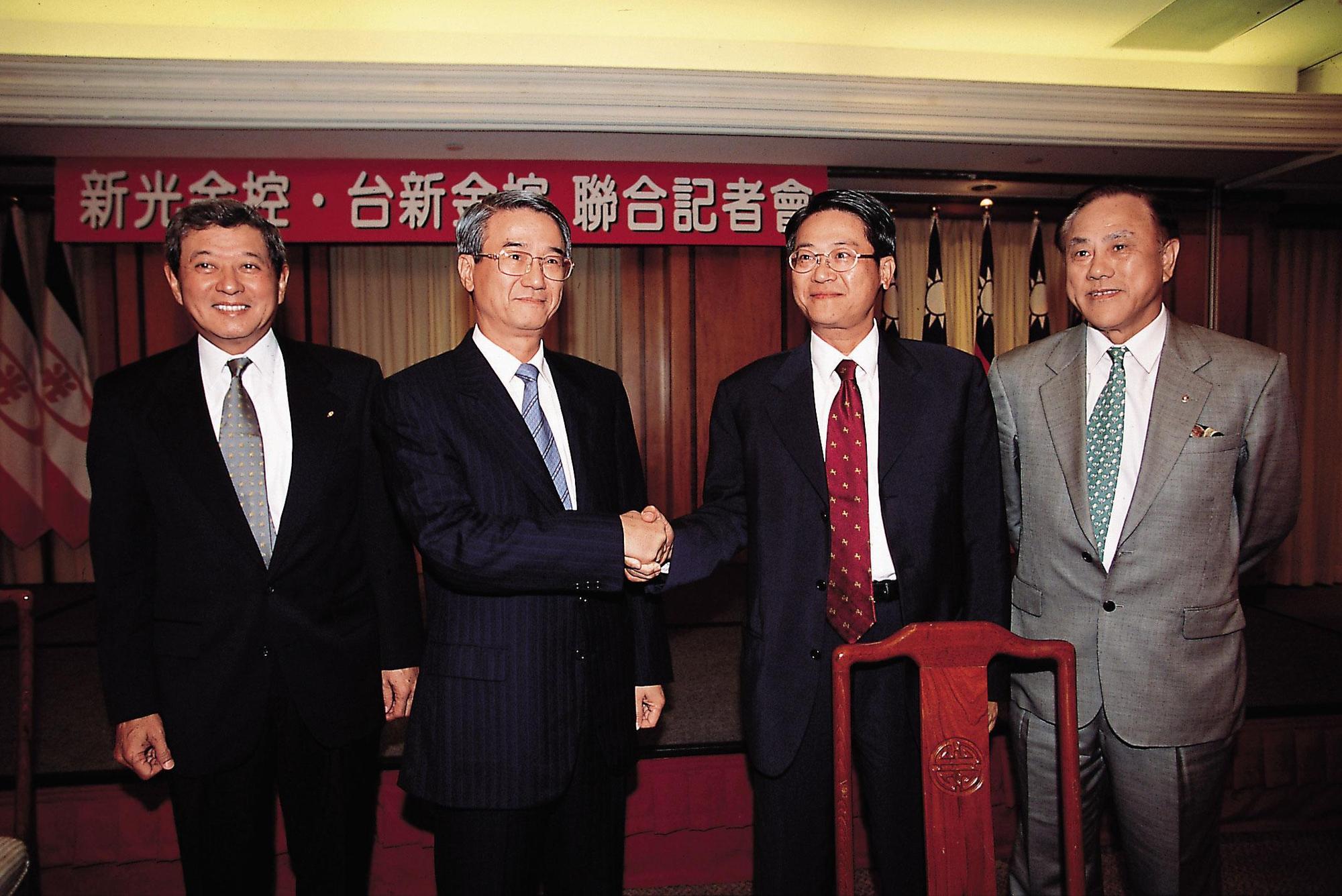 吳東進(左2)和吳東亮(右2)2002年曾推過新光金和台新金合併,最後卻破局。(今周刊提供)
