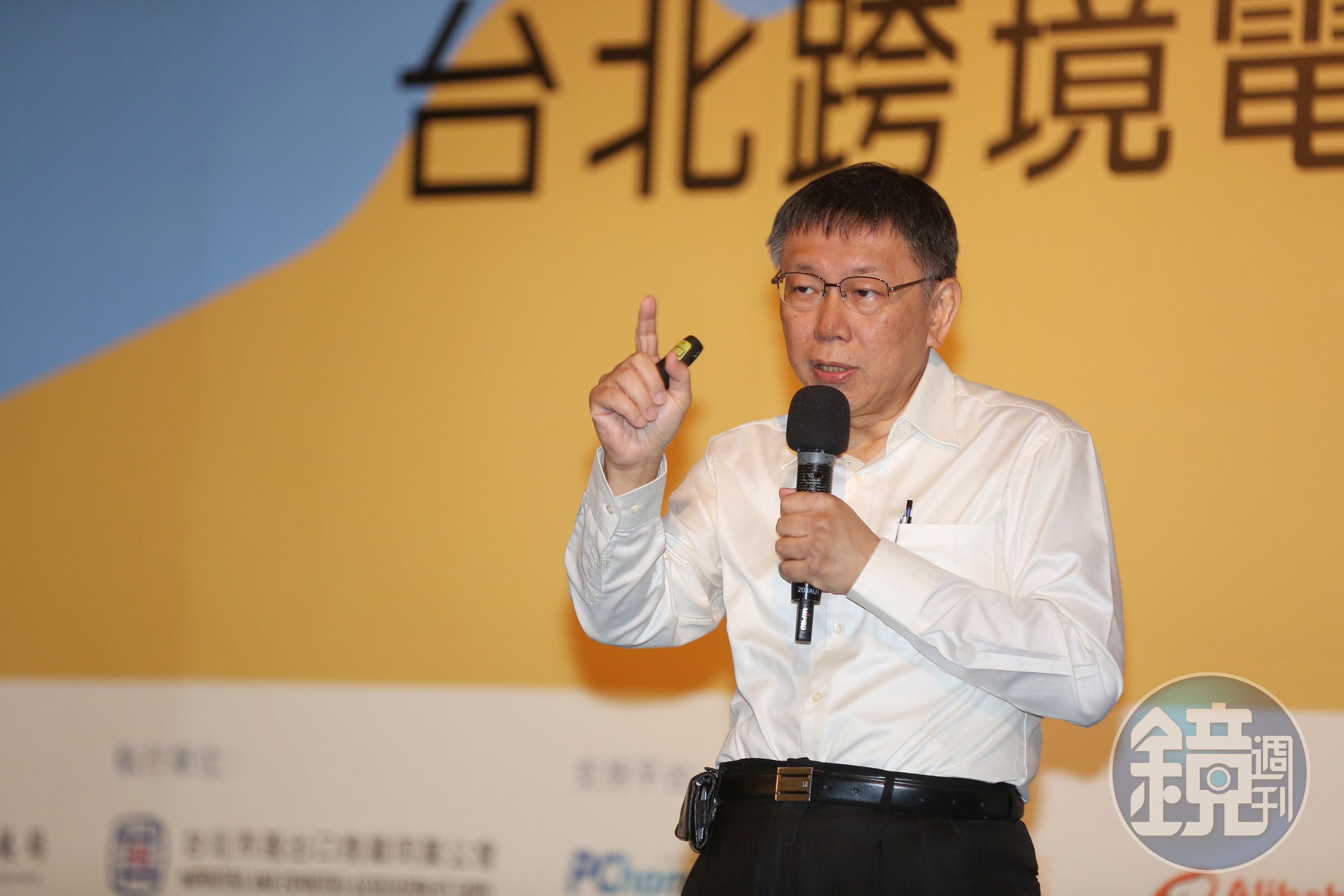 對於參選與否，柯文哲用「兩岸猿聲啼不住，輕舟已過萬重山」形容自己的局面。（本刊資料照）
