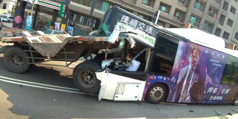 三車連環追撞，中間的公司司機一度受困。（警方提供）