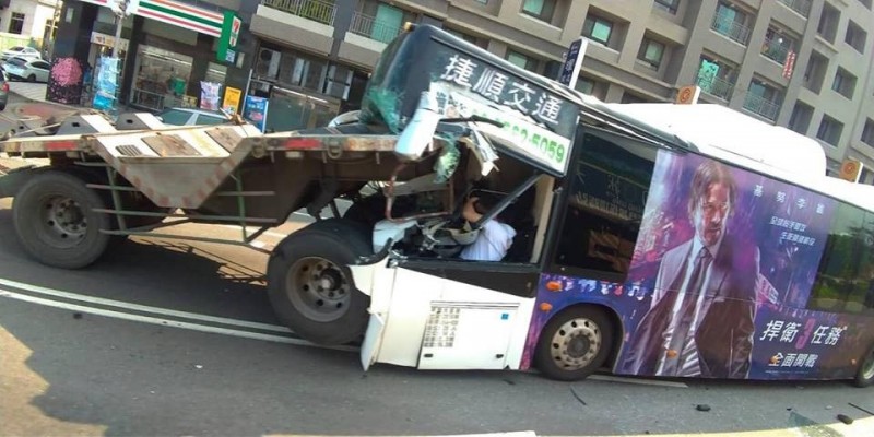 三車連環追撞，中間的公司司機一度受困。（警方提供）