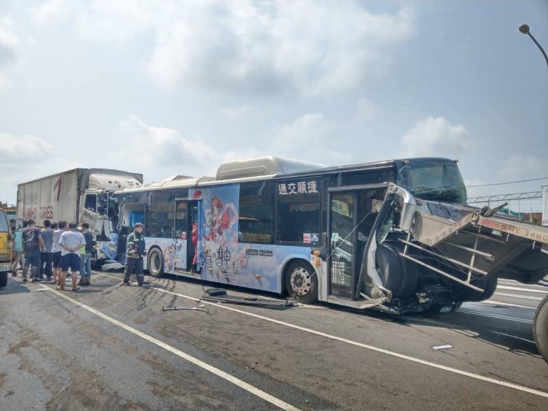 公車追撞拖板車，拖板車後方車斗整個貫穿車窗，插進車頭。（警方提供）