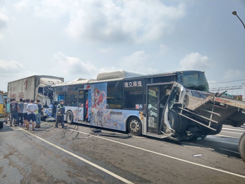 公車追撞拖板車，拖板車後方車斗整個貫穿車窗，插進車頭。（警方提供）
