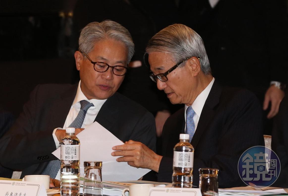 新光吳家兄弟吳東進（右）和吳東亮（左）近年感情轉佳，常有說有笑。