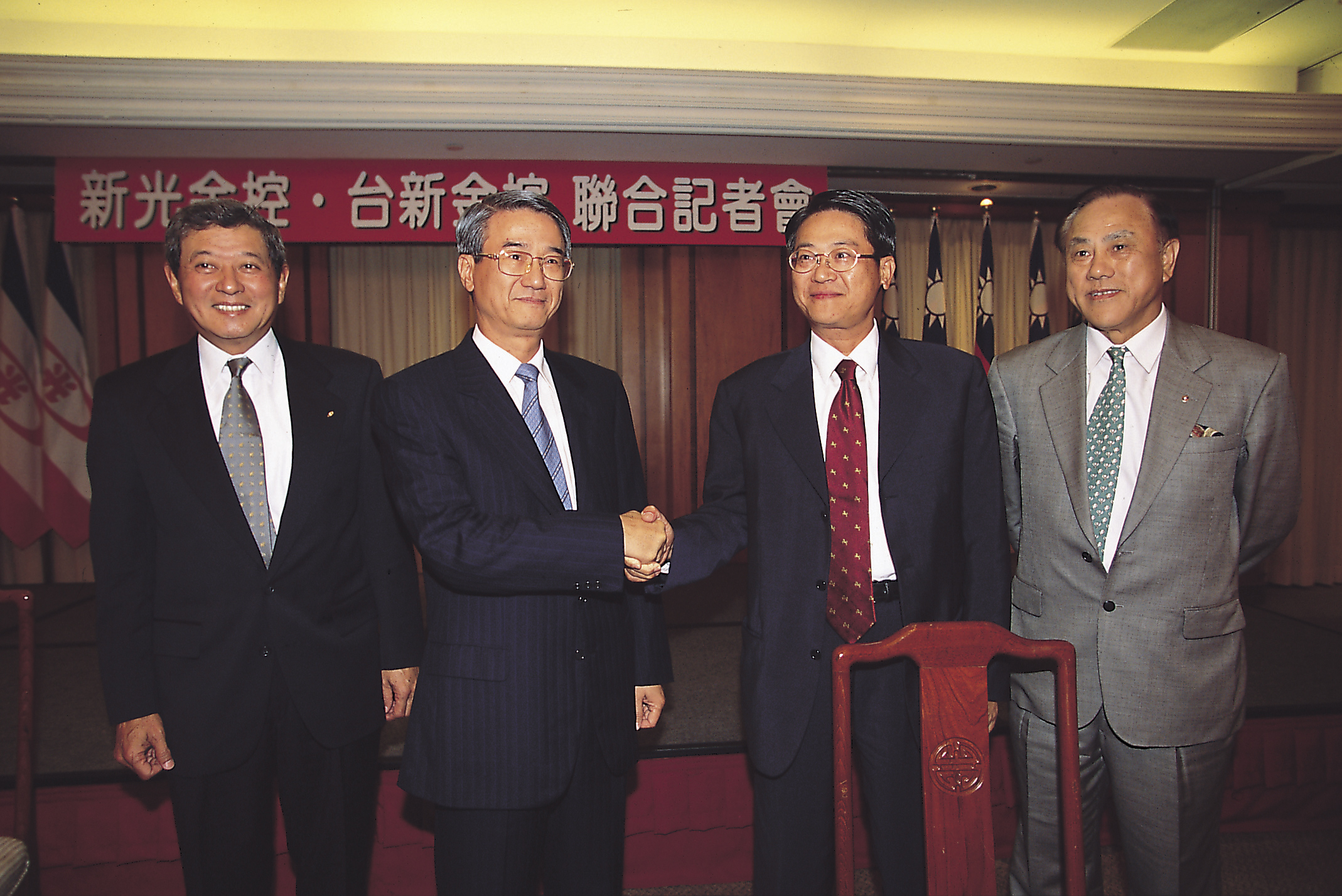 吳東亮（右2）和吳東進（左2）也曾推過台新金和新光金合併，最後卻破局。