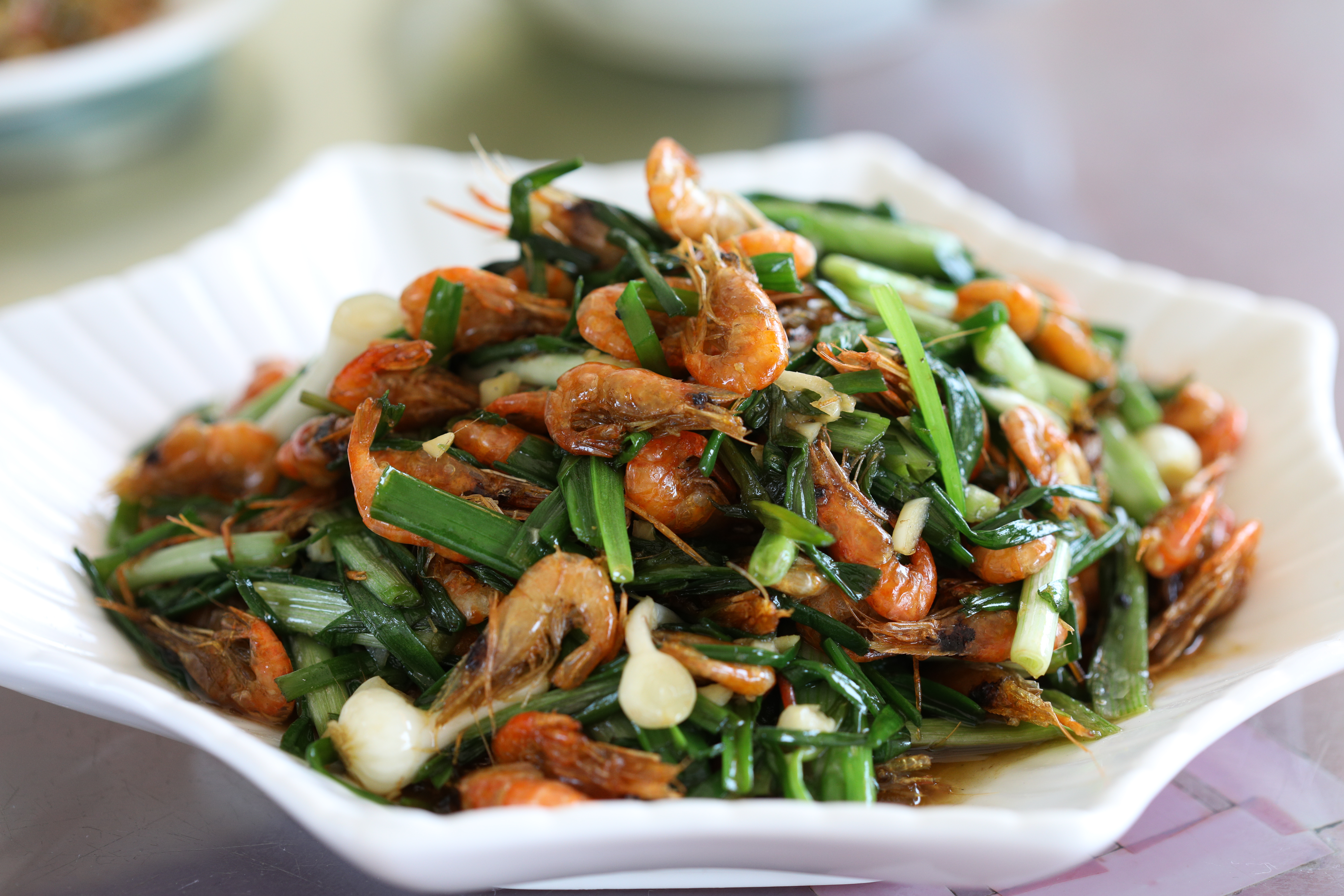 剛摘下的野生珠蔥，與河蝦同炒，整隻蝦可連殼吞下肚，珠蔥也鮮嫩得很。（人民幣68元／份，約NT$313）