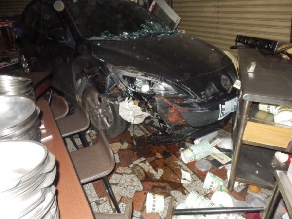 江男煞車失靈，直直衝進打烊的火鍋店。（警方提供）