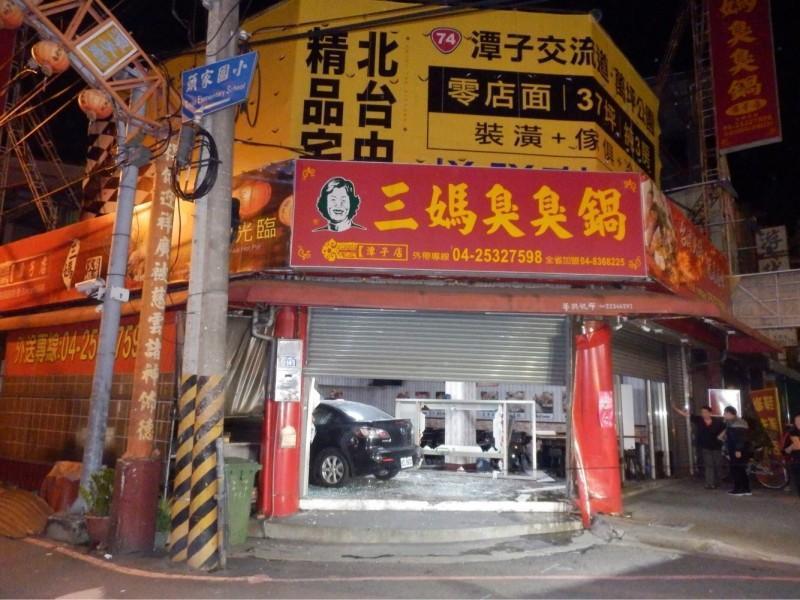 店裡被撞得杯盤滿地，桌椅掀翻，一片狼藉，就像有人打過群架。（警方提供）