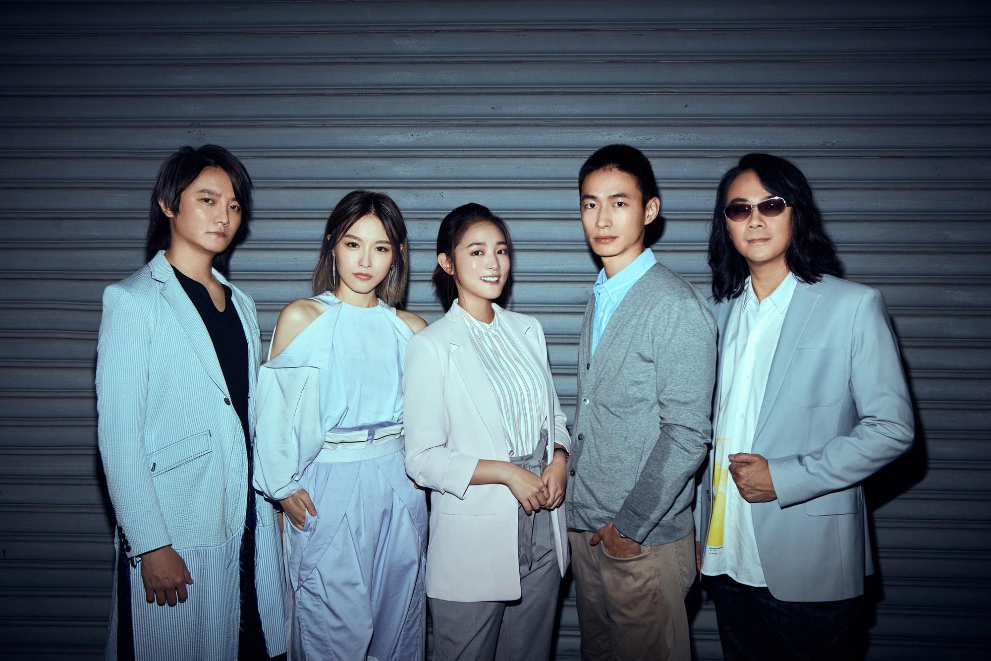 F.I.R.末日青春二部曲〈自由之歌〉MV，由黃河（右2）及王淨（中）演出。（華研國際提供）