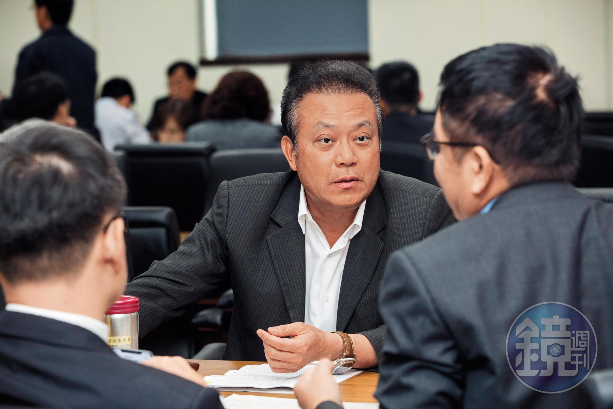 檢調追查上市公司誠美材掏空案，意外查出民進黨籍三連霸立委蘇震清捲入，已將他列為下波調查對象。