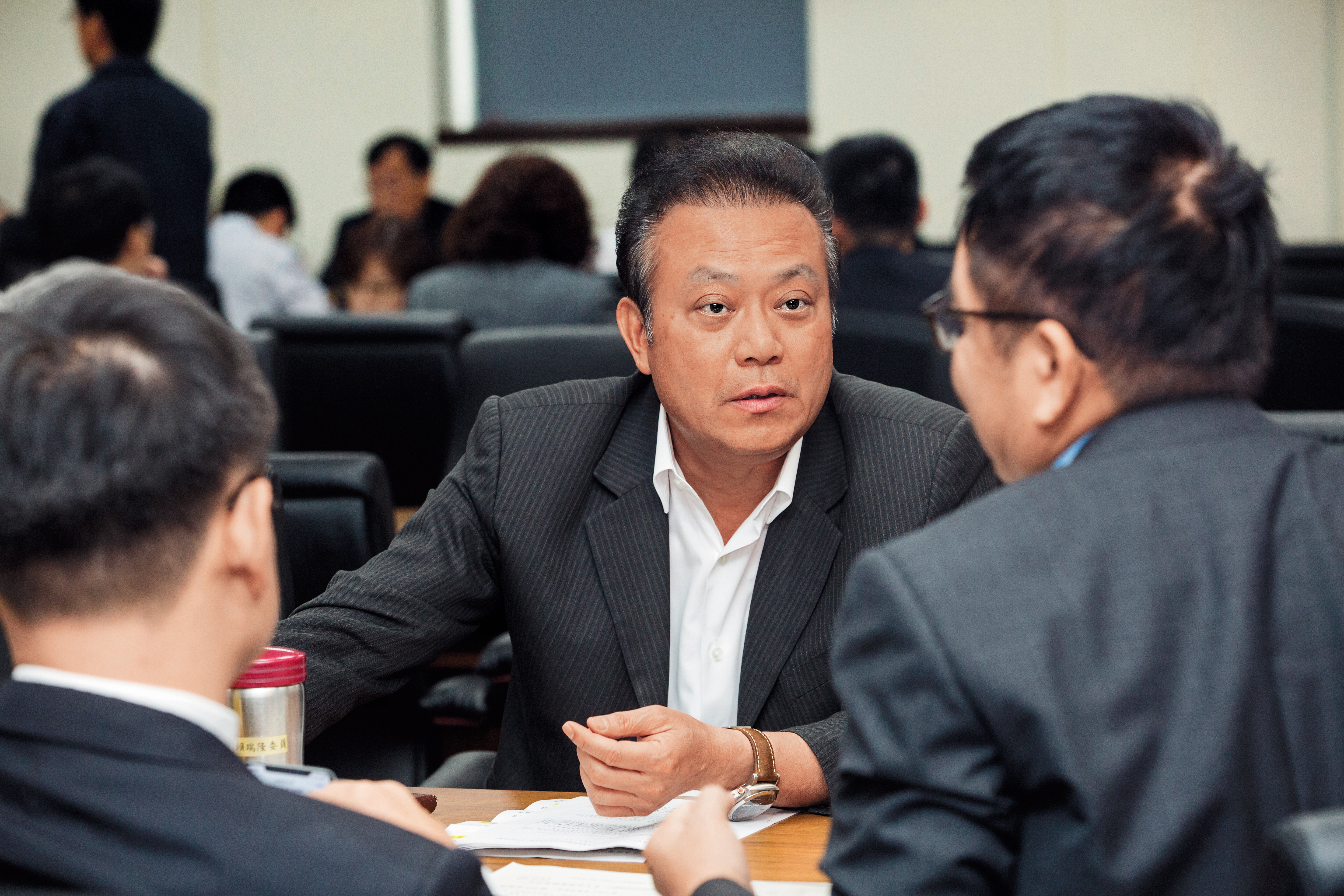 檢調追查上市公司誠美材掏空案，意外查出民進黨籍三連霸立委蘇震清捲入，已將他列為下波調查對象。