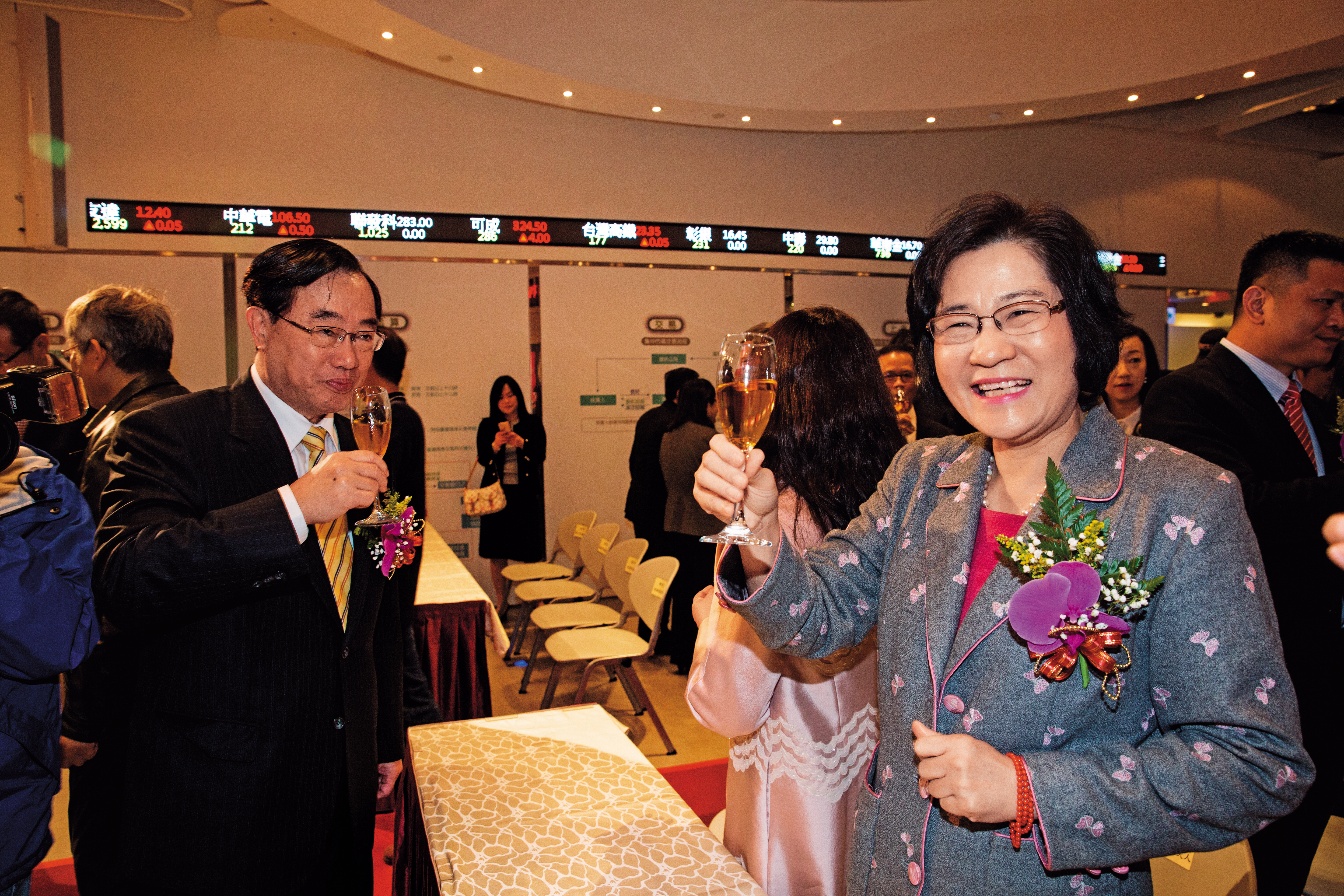 葉美麗(右)擔任誠美材副董,風光一時,但不久即爆發經營權之爭,後來還涉及上億元掏空案遭檢調追查。