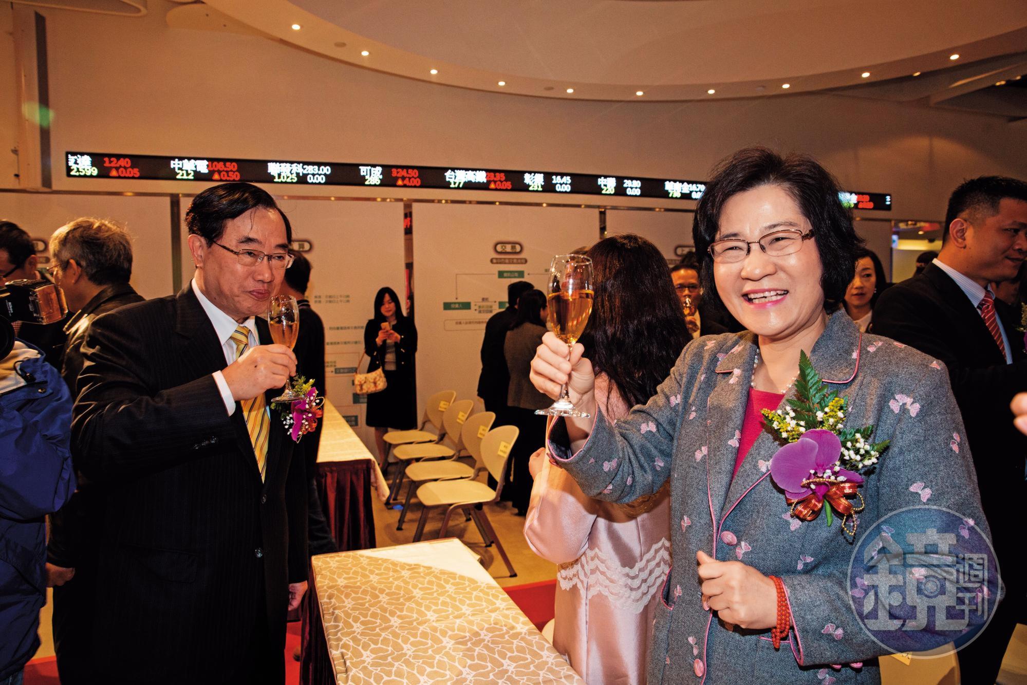 葉美麗(右)擔任誠美材副董,風光一時,但不久即爆發經營權之爭,後來還涉及上億元掏空案遭檢調追查。