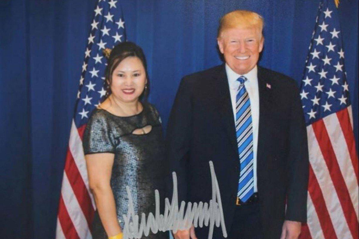 楊辛蒂在社群媒體展示與川普的簽名合照。（網路截圖：SCMP/Facebook）