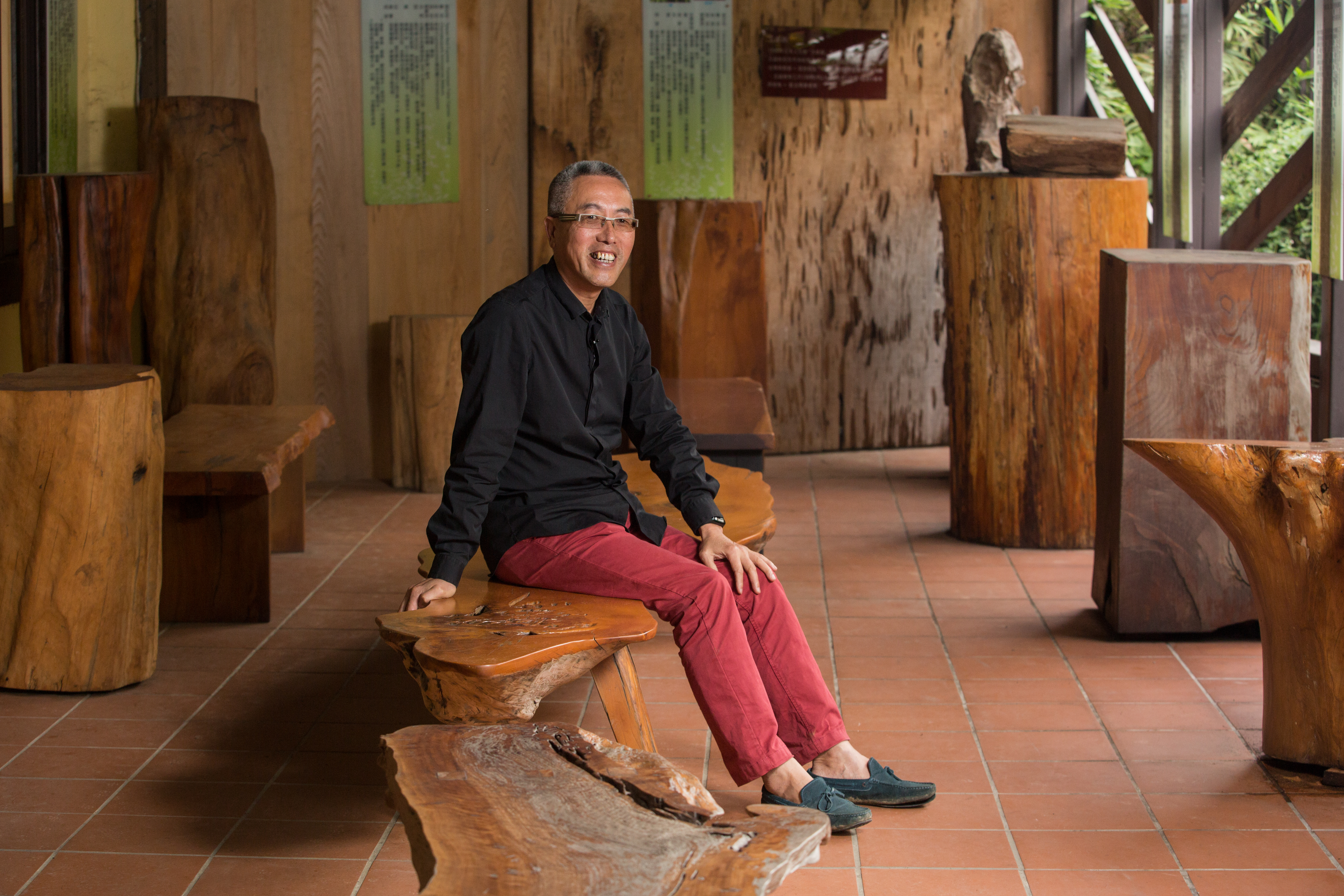 以收藏的檜木打造餐廳，葉明杰在土雞城林立的八卦山，擁有不少死忠粉絲。