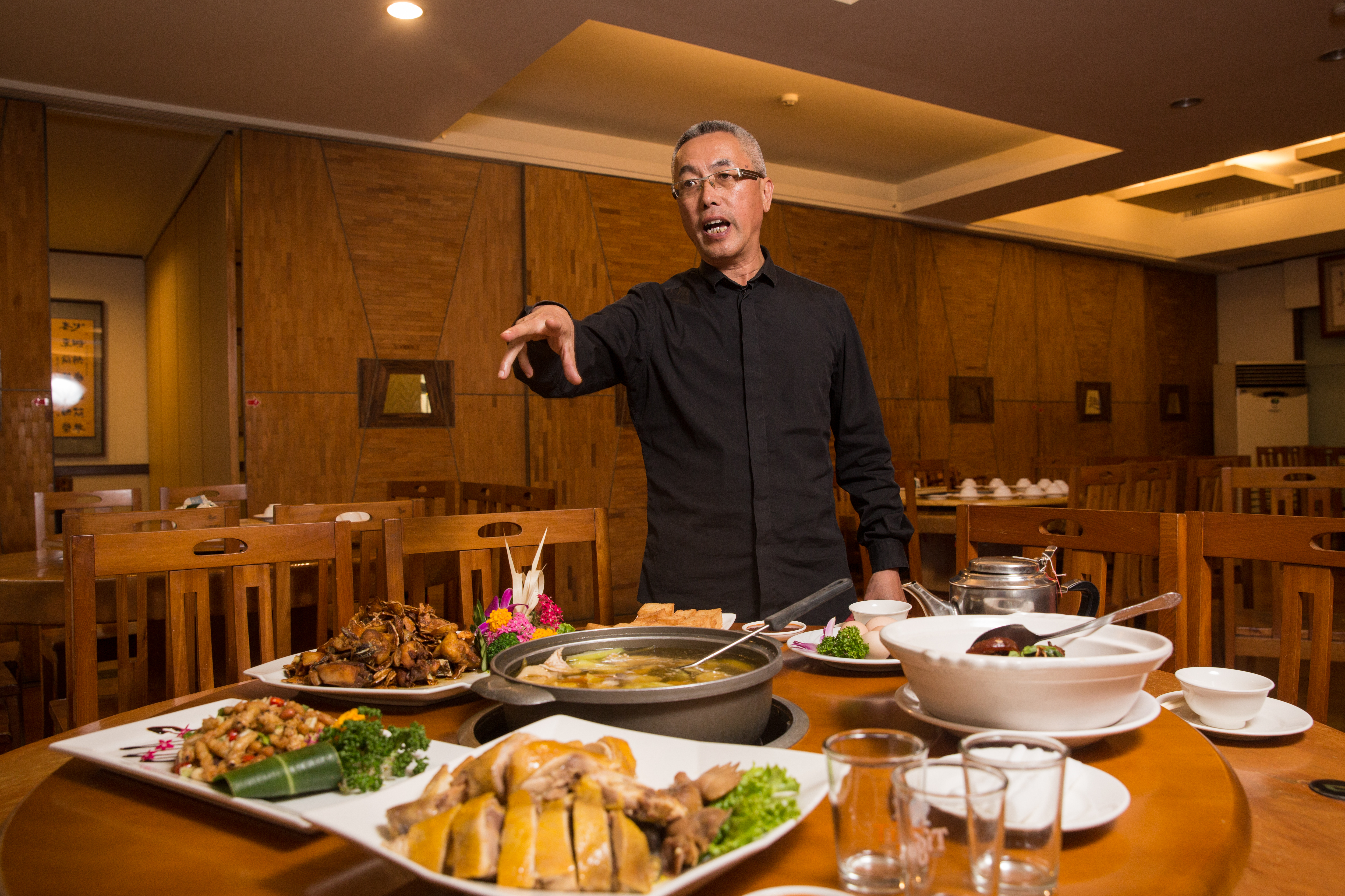原本葉明杰開餐廳只為方便招呼朋友，沒想到意外帶起在地開店風潮，促成土雞城一條街。