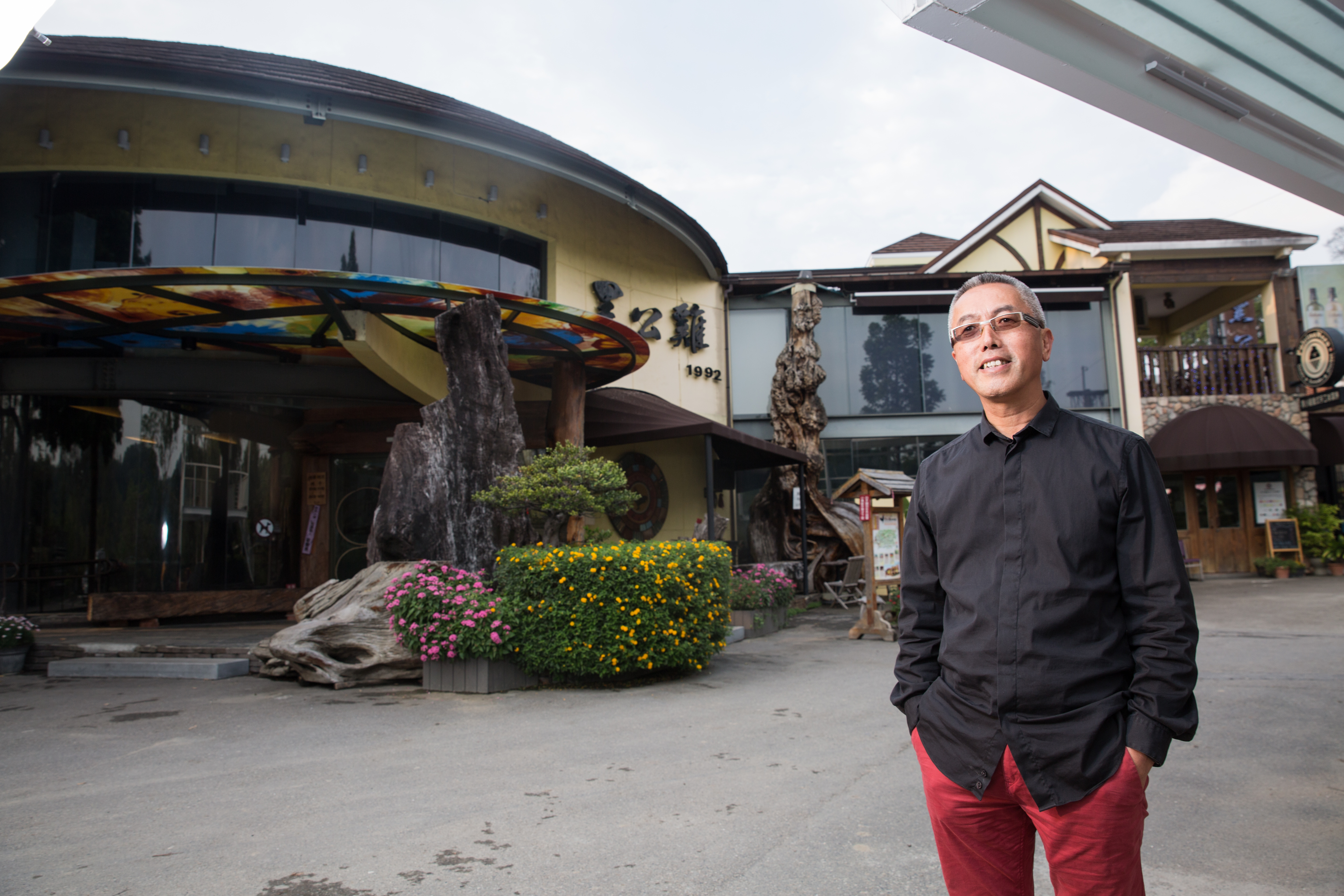 以私藏的61噸檜木打造400坪餐廳，葉明杰期許餐廳能如檜木存活百年以上。