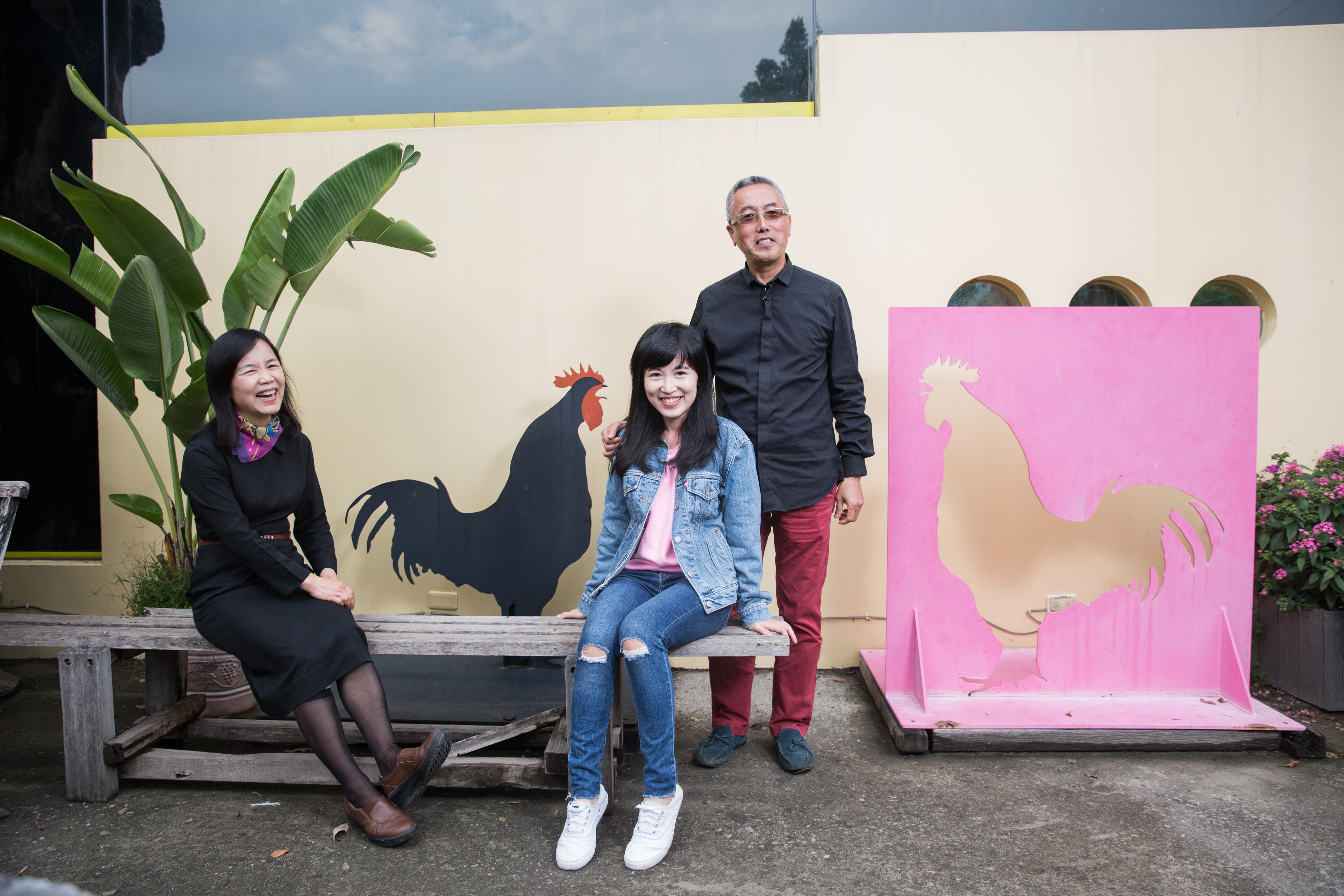 葉明杰夫妻（左1&右1）經營黑公雞27年，本培養女兒葉品郁（中）接班，沒想到她遠嫁澳洲。