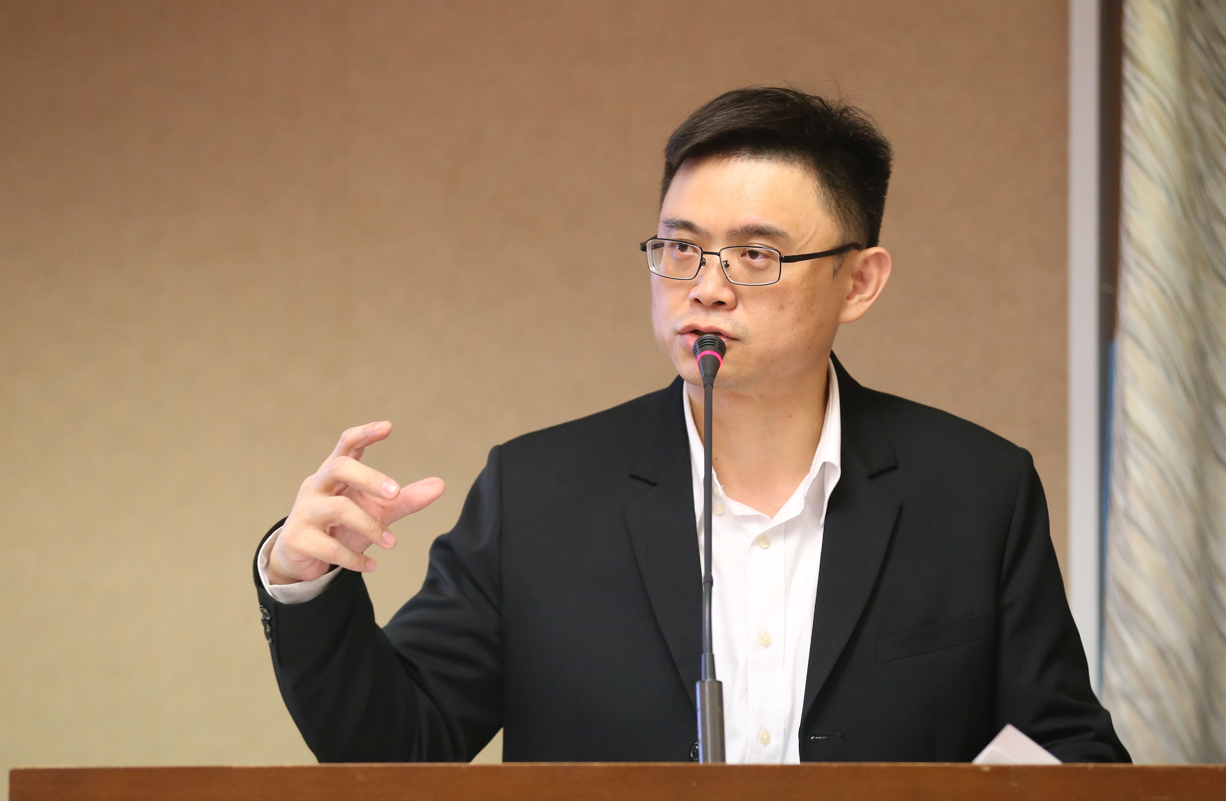 民進黨黨內立委初選高雄市第8選區由現任立委賴瑞隆順利出線。