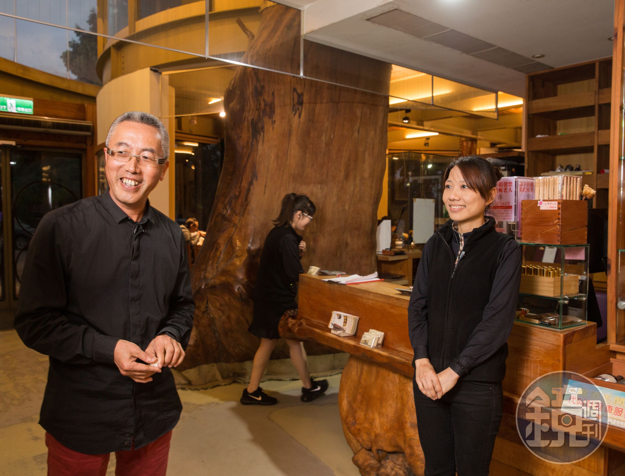 餐廳位處山區，人才更難尋，因此葉明杰（左）年年調薪。